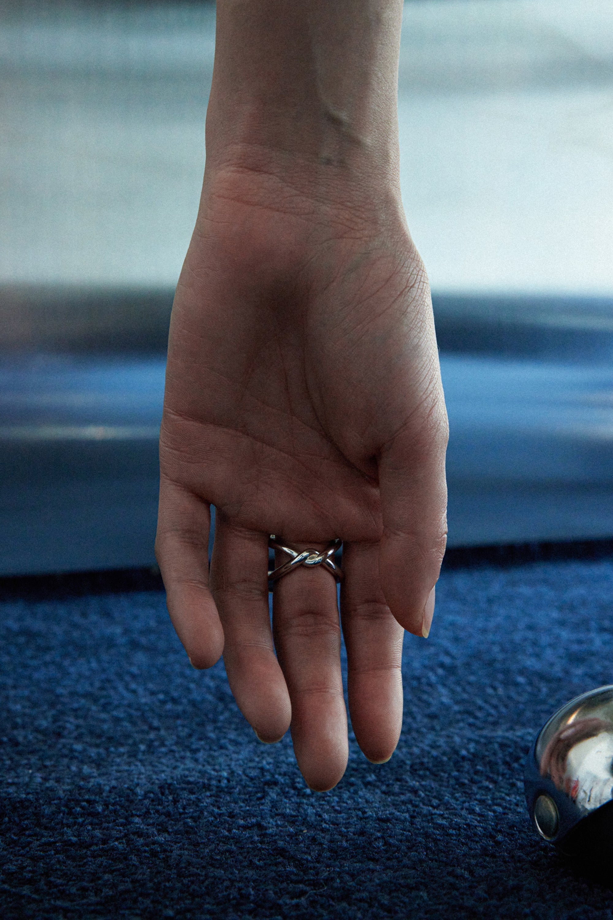 冷白色四重开口戒指