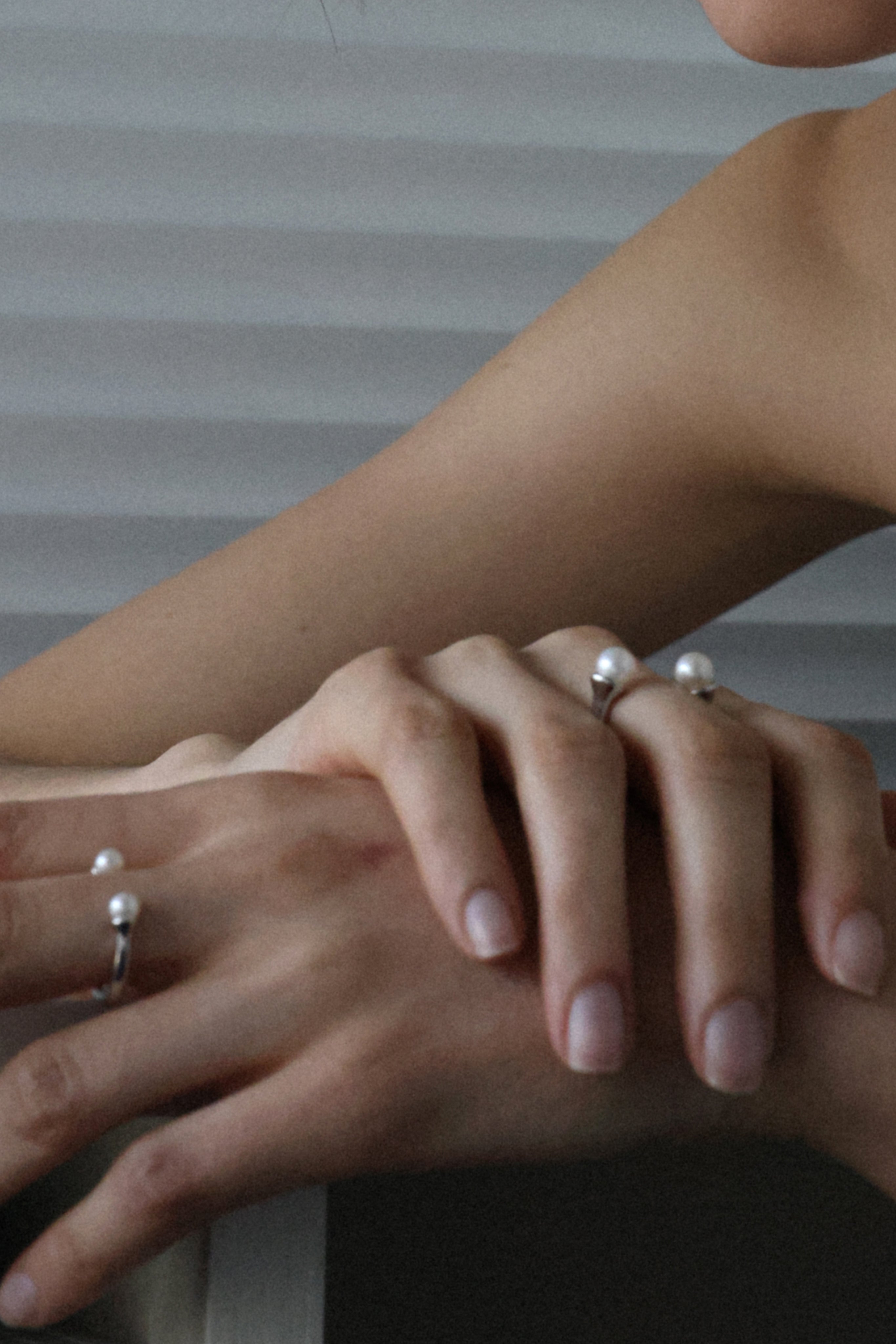 冷白色6毫米双珍珠开口戒指