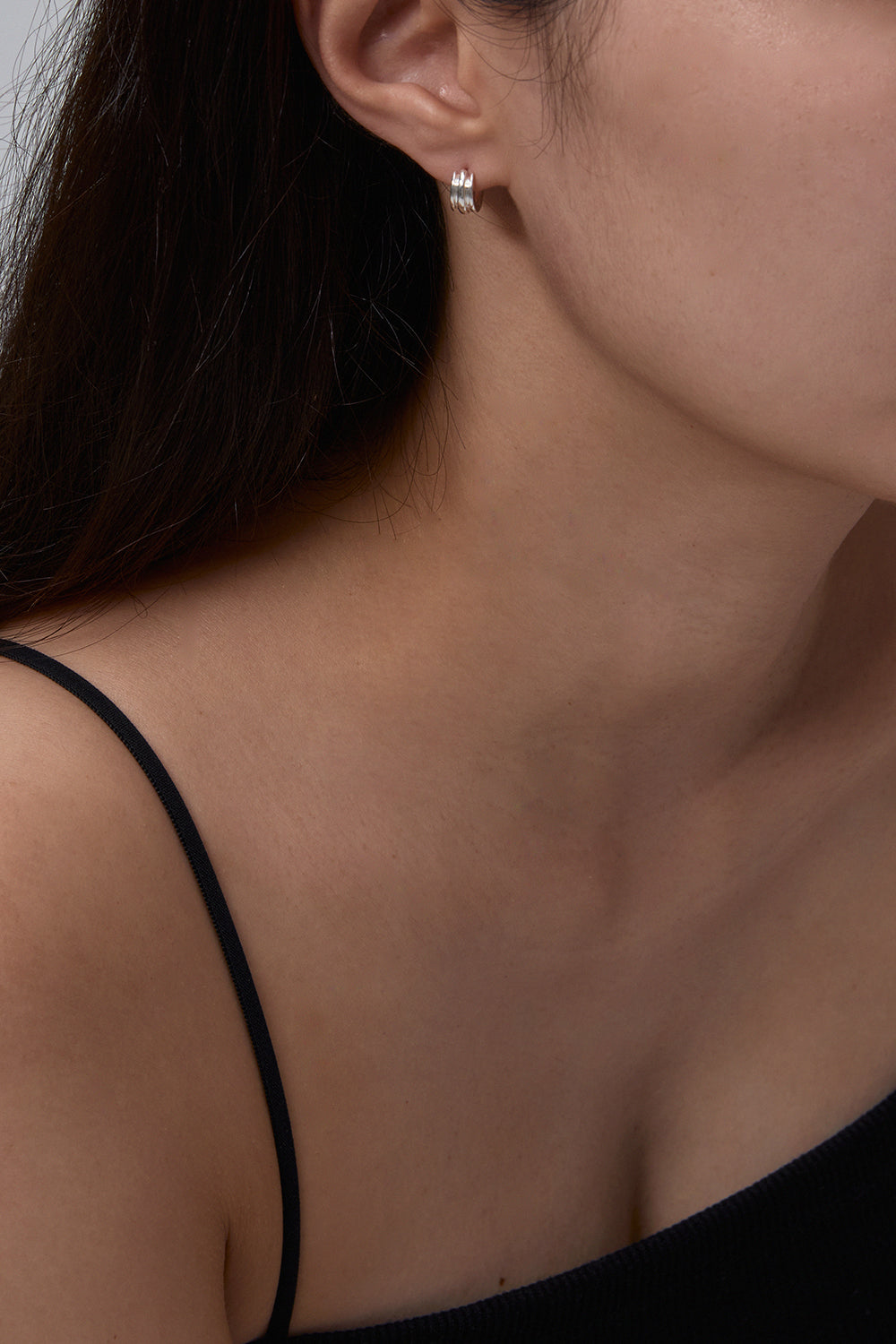 小さな丸みを帯びた陶器の器 ワンタッチイヤリング