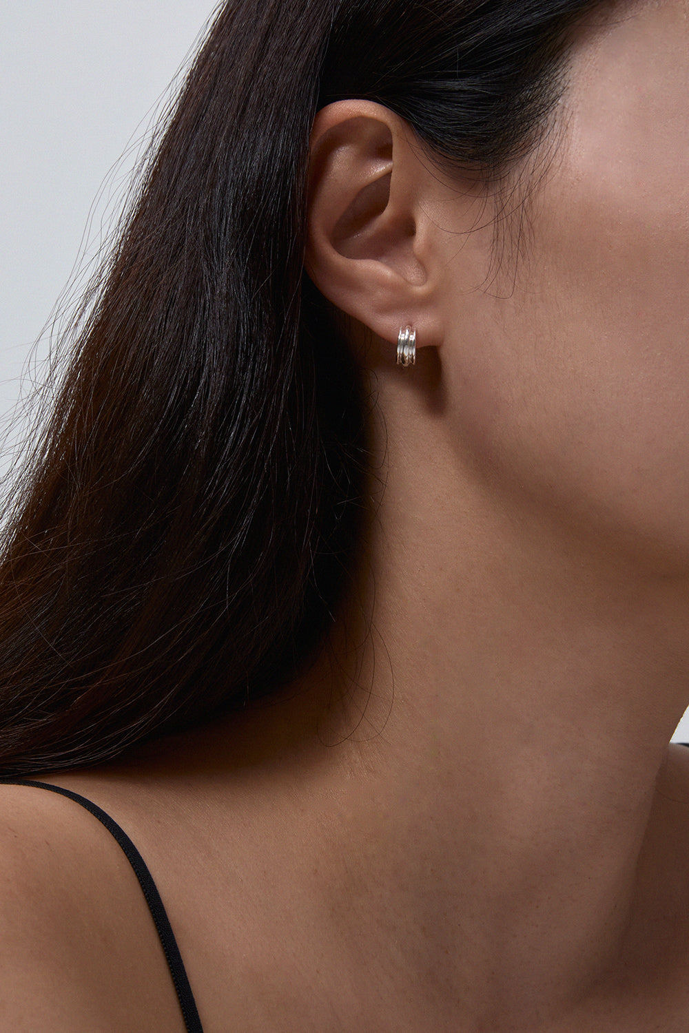 小さな丸みを帯びた陶器の器 ワンタッチイヤリング