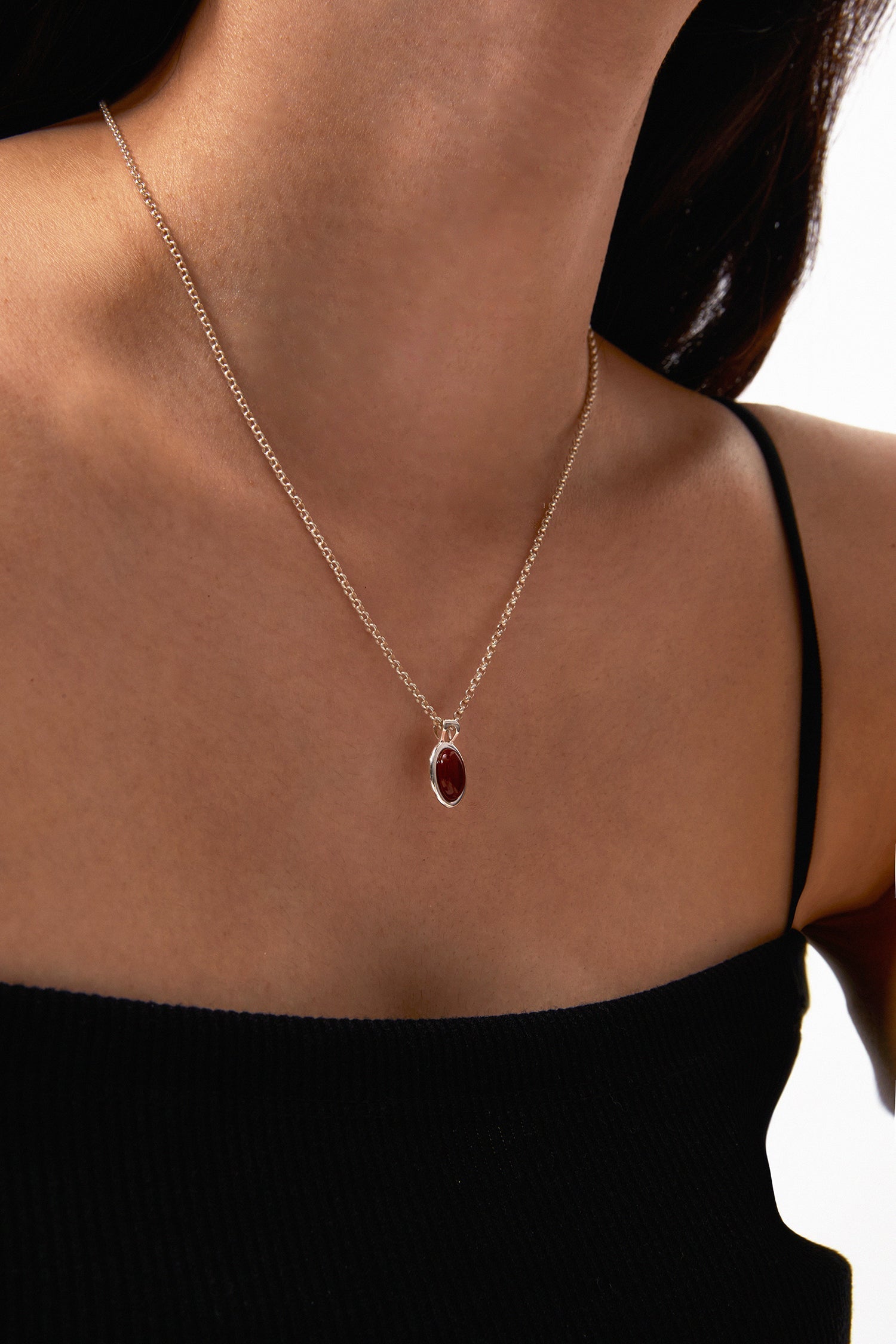 母亲的红碧玉项链