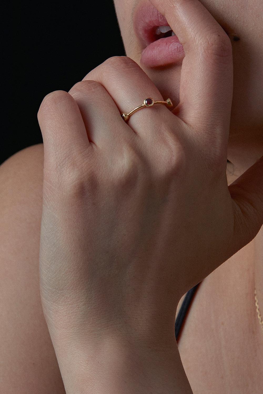 BAGUE RENAISSANCE COURONNE CINQ SAPHIRS ROUGES