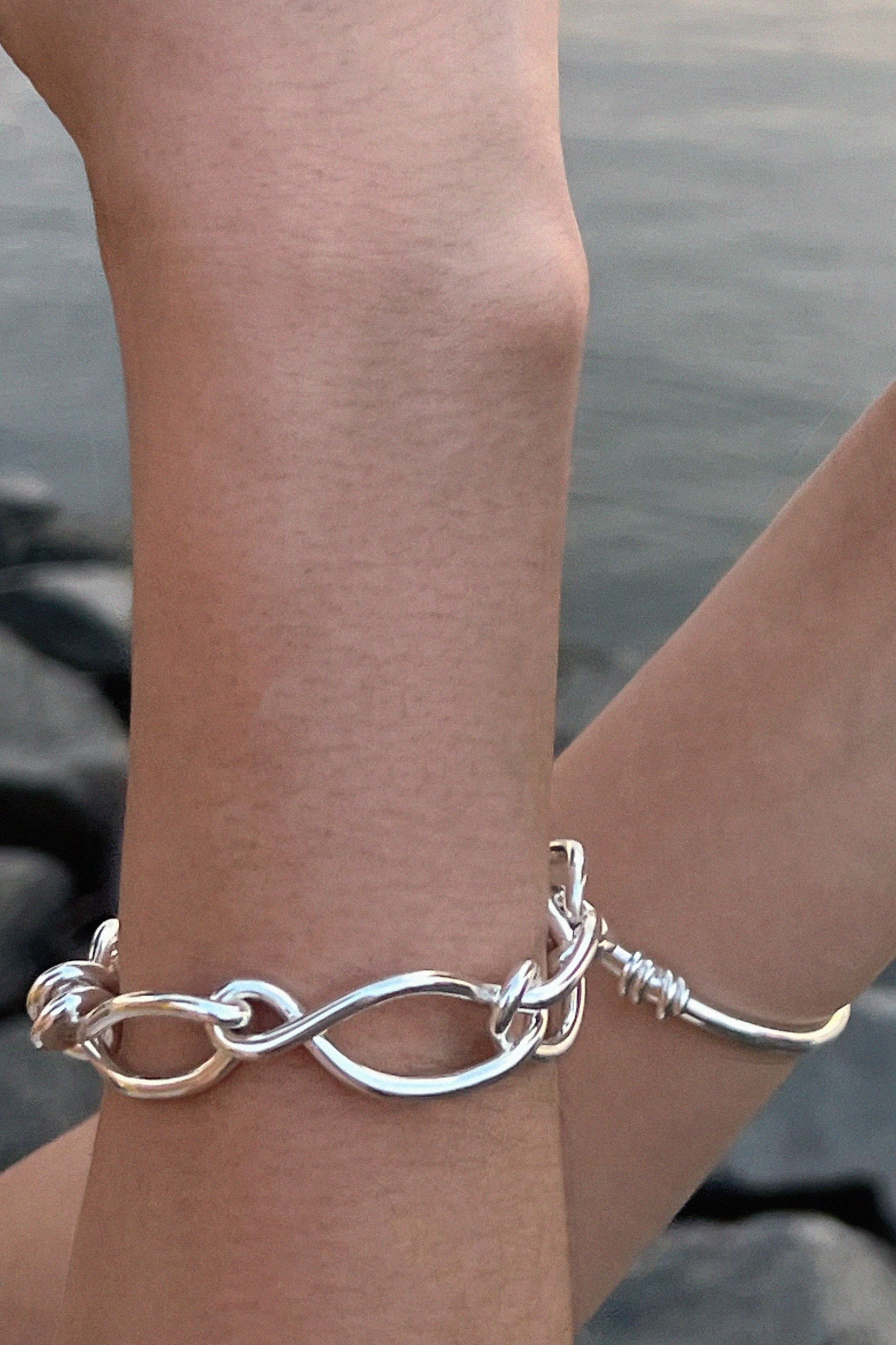 大胆弯曲松散结手链