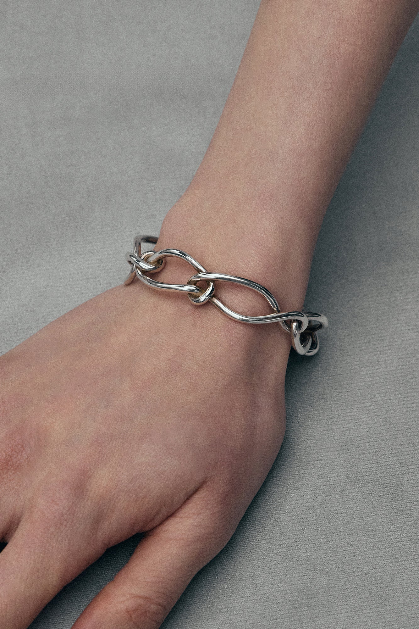 大胆弯曲松散结手链