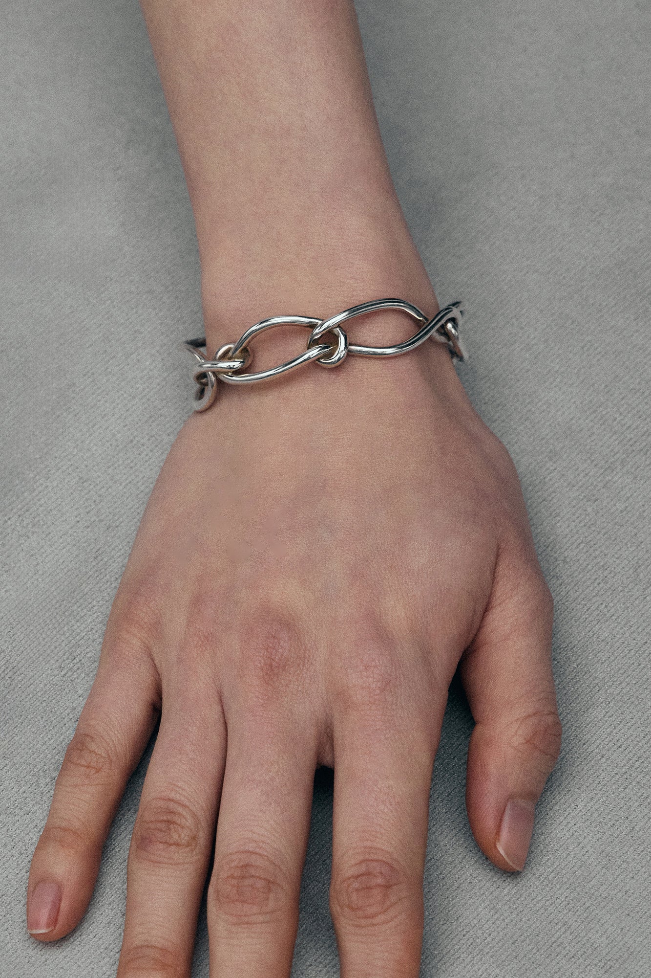 BRACCIALE CON NODI ALLENTATI DALLE CURVE DECISAMENTE ARROTONDATE