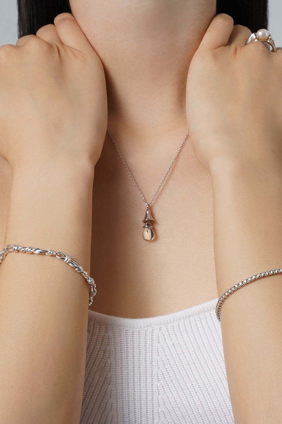 عقد جرس عديم اللون