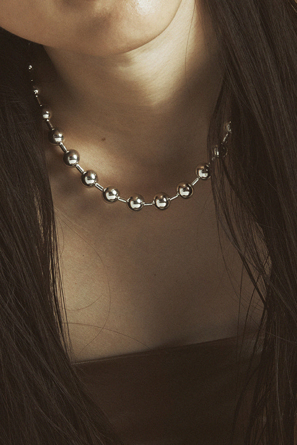 قلادة كرة فضية للحظات الثمينة