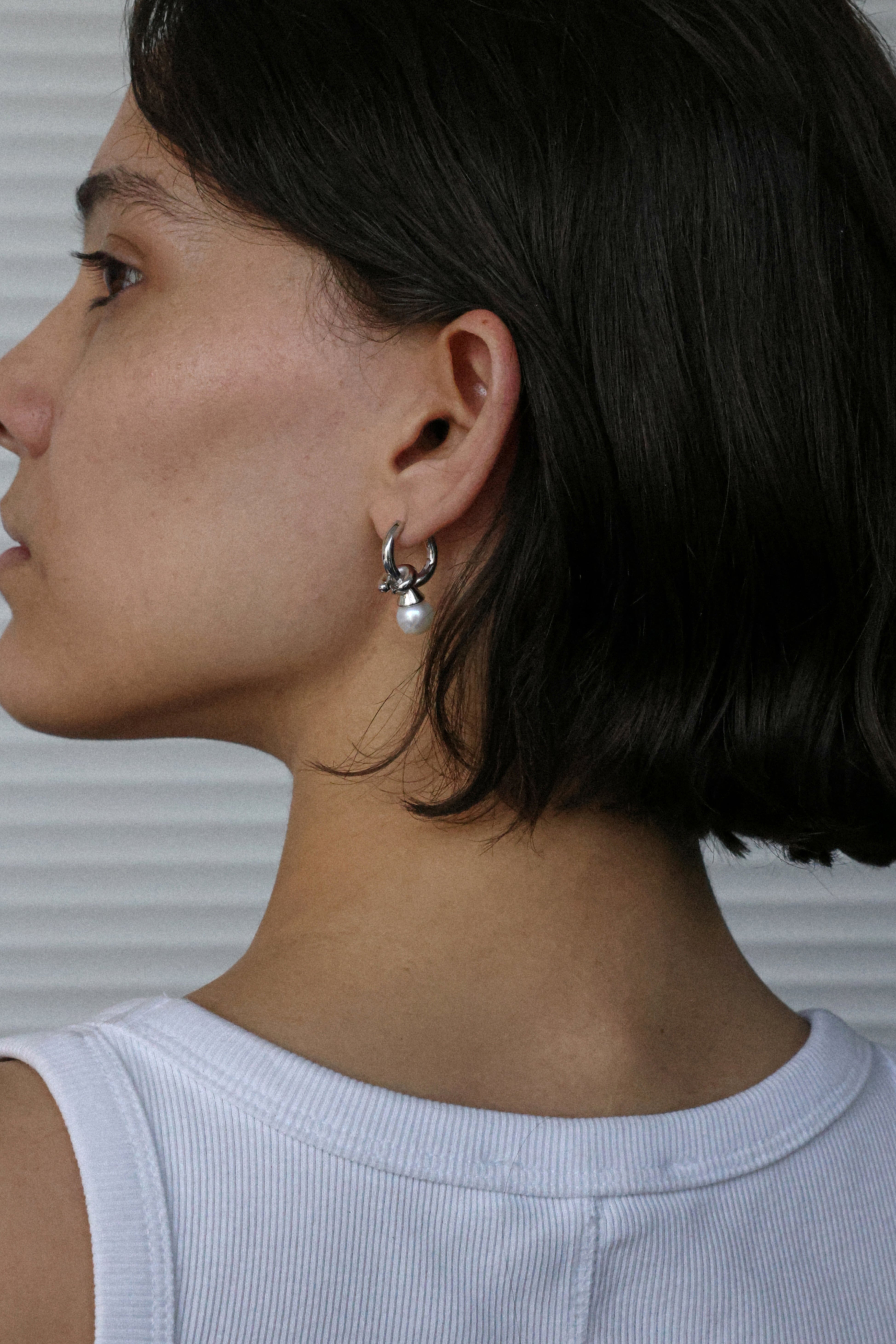 أقراط قطرة بتصميم لولبي من اللؤلؤ الأبيض البارد