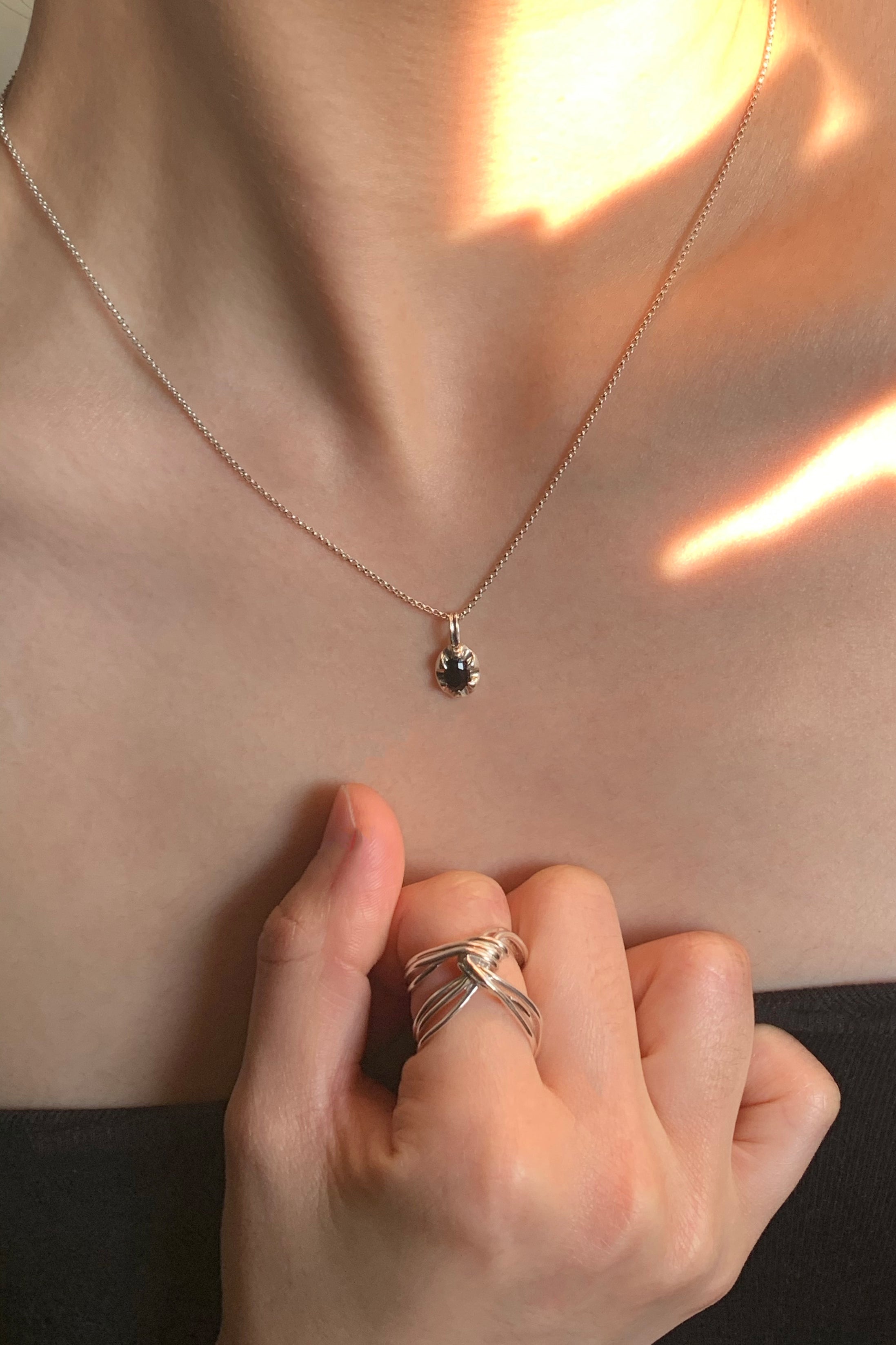 COLLANA CON ARTIGLIO IN ONICE ARGENTO