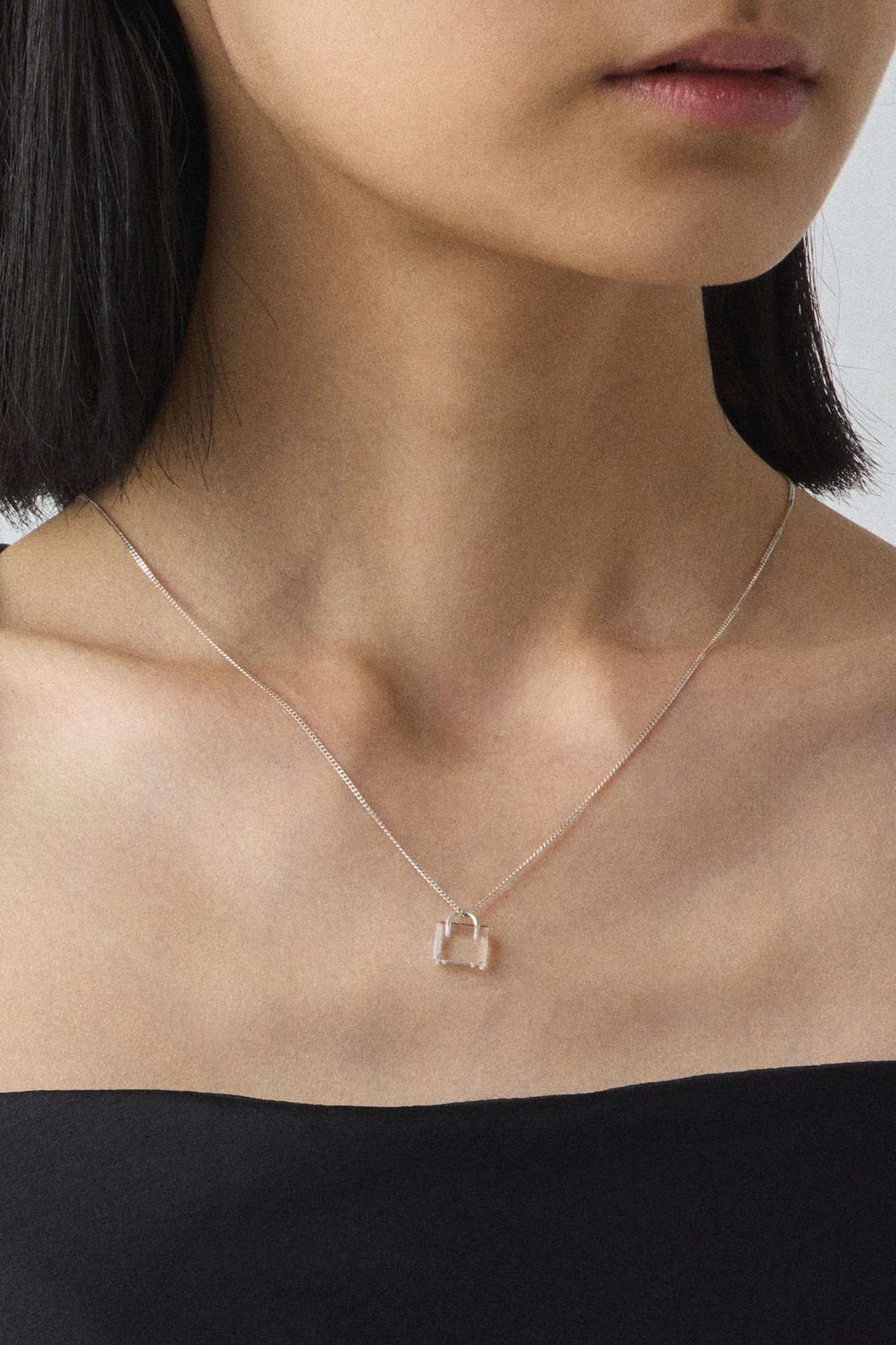 قلادة فضية بقفل بدون لون