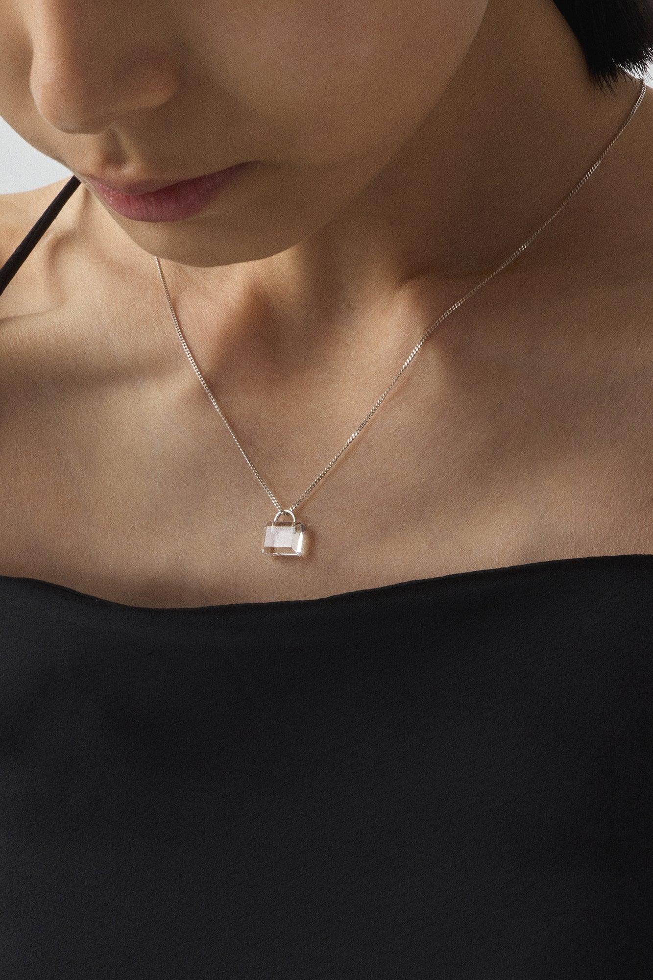 无色挂锁银项链