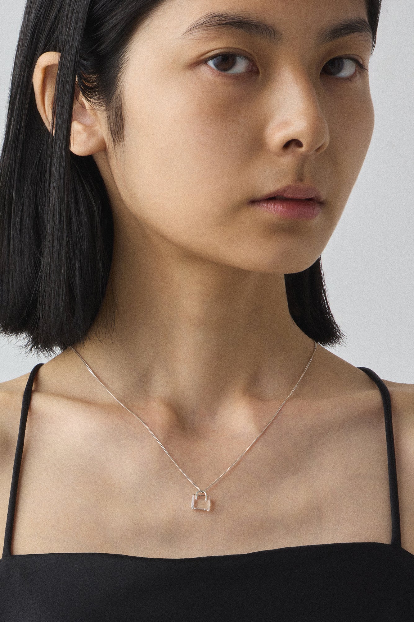 无色挂锁银项链