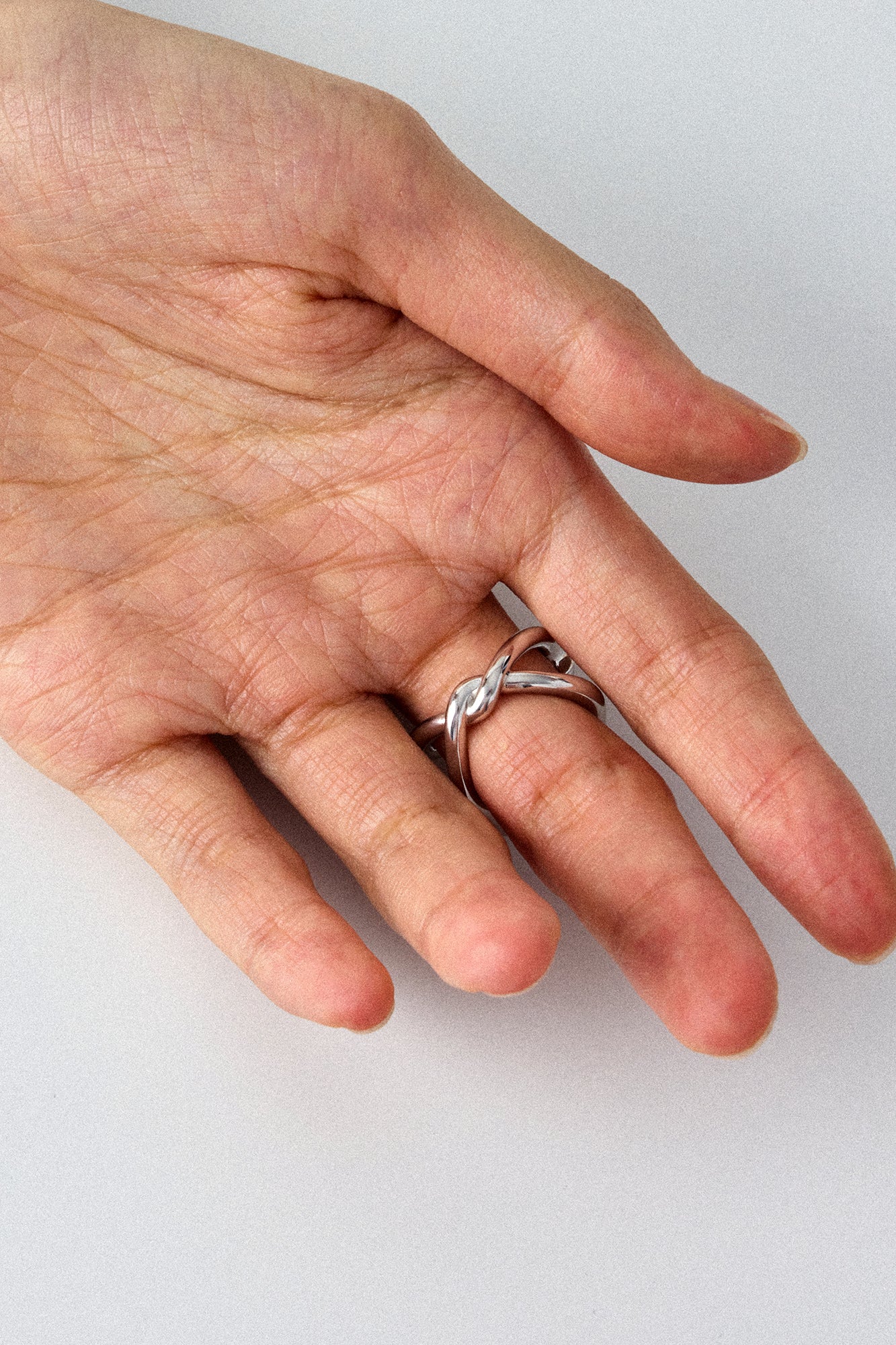 冷白色和银色四重开口戒指