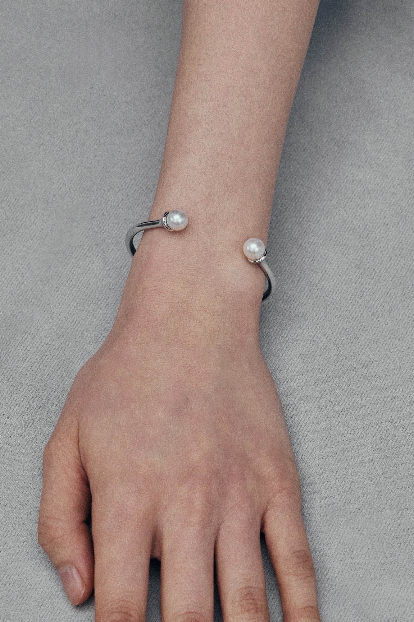 COLD WHITE BRACCIALE APERTO DOPPIA PERLA