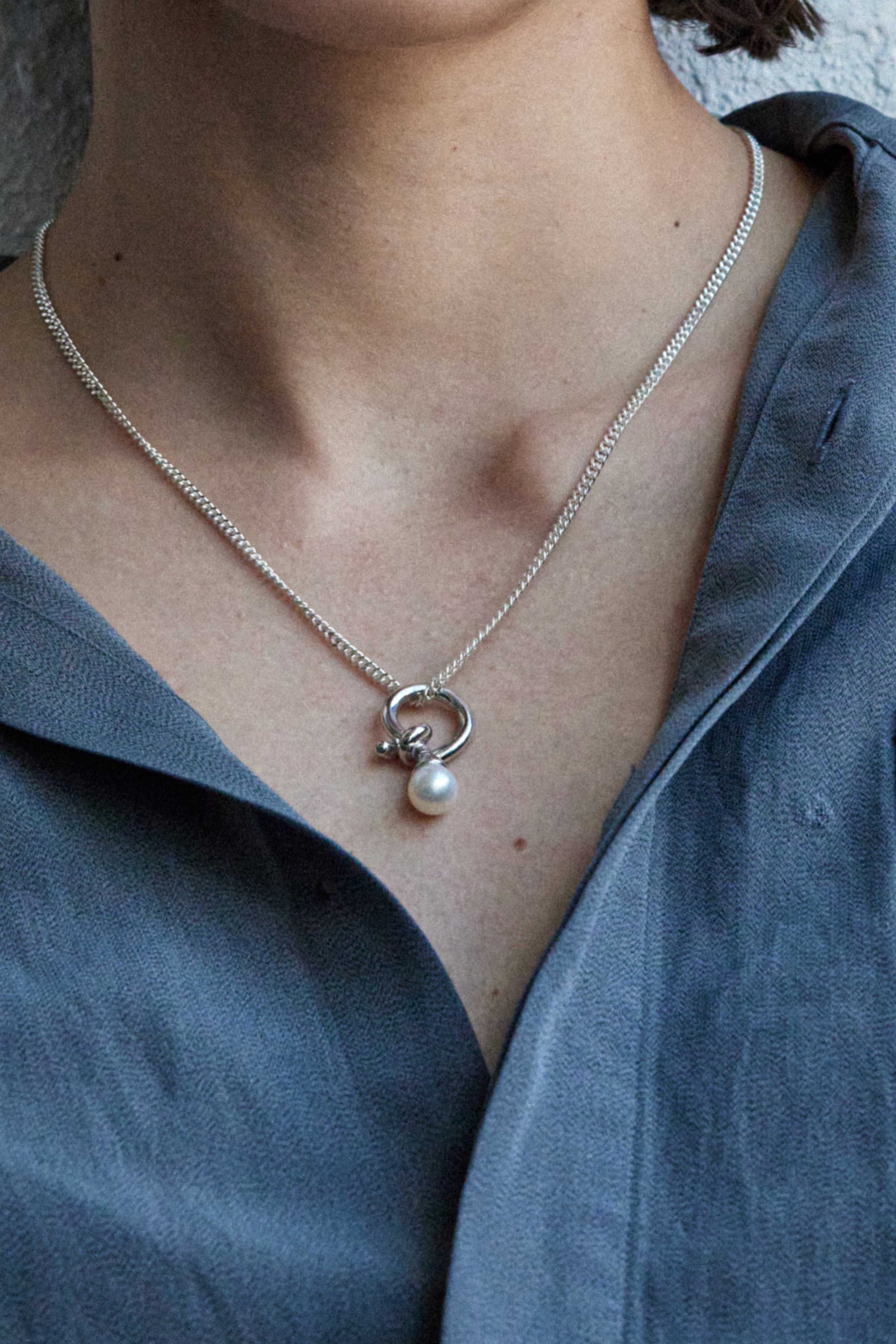 コールドホワイトパールスワールドロップネックレス