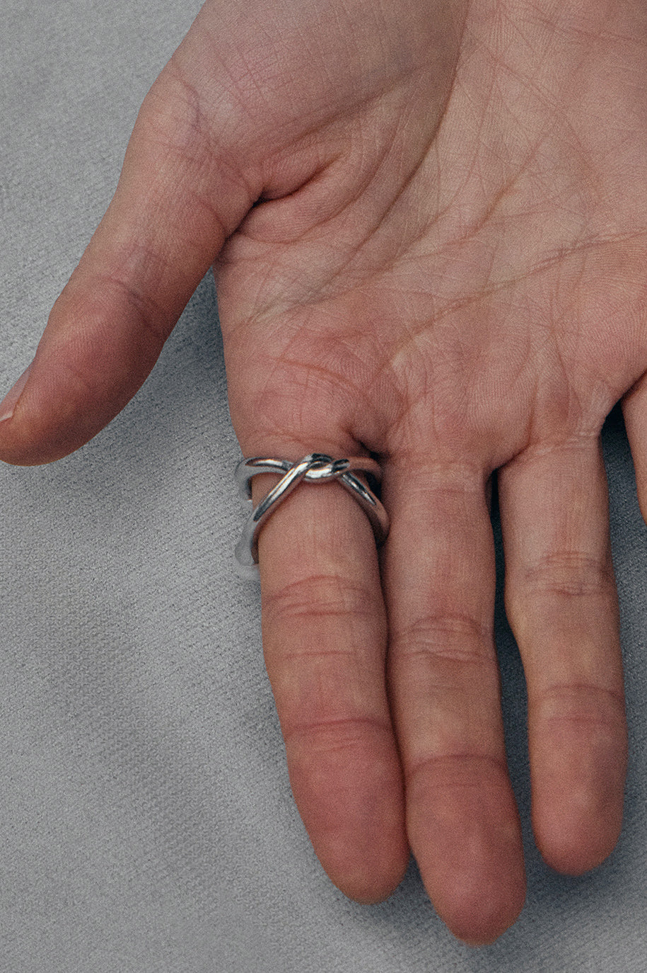 冷白色四重开口戒指