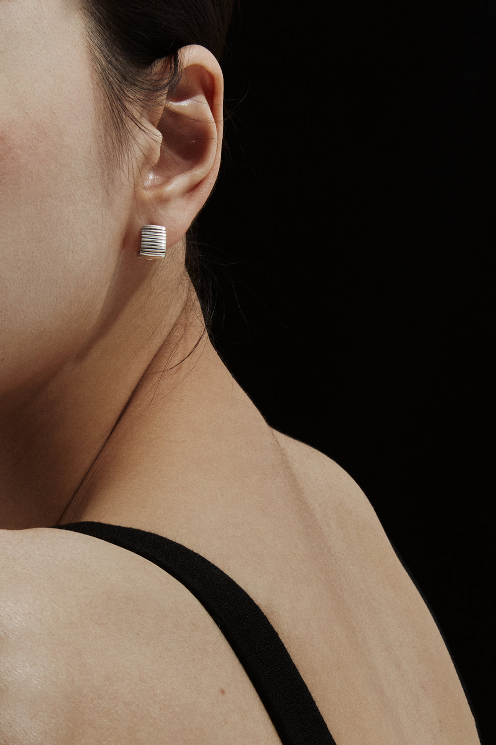 ESSENTIAL RIBBED SILHOUETTE EARRINGS SMALL