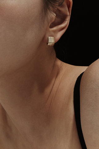 ESSENTIAL RIBBED SILHOUETTE YELLOW GOLD EARRINGS