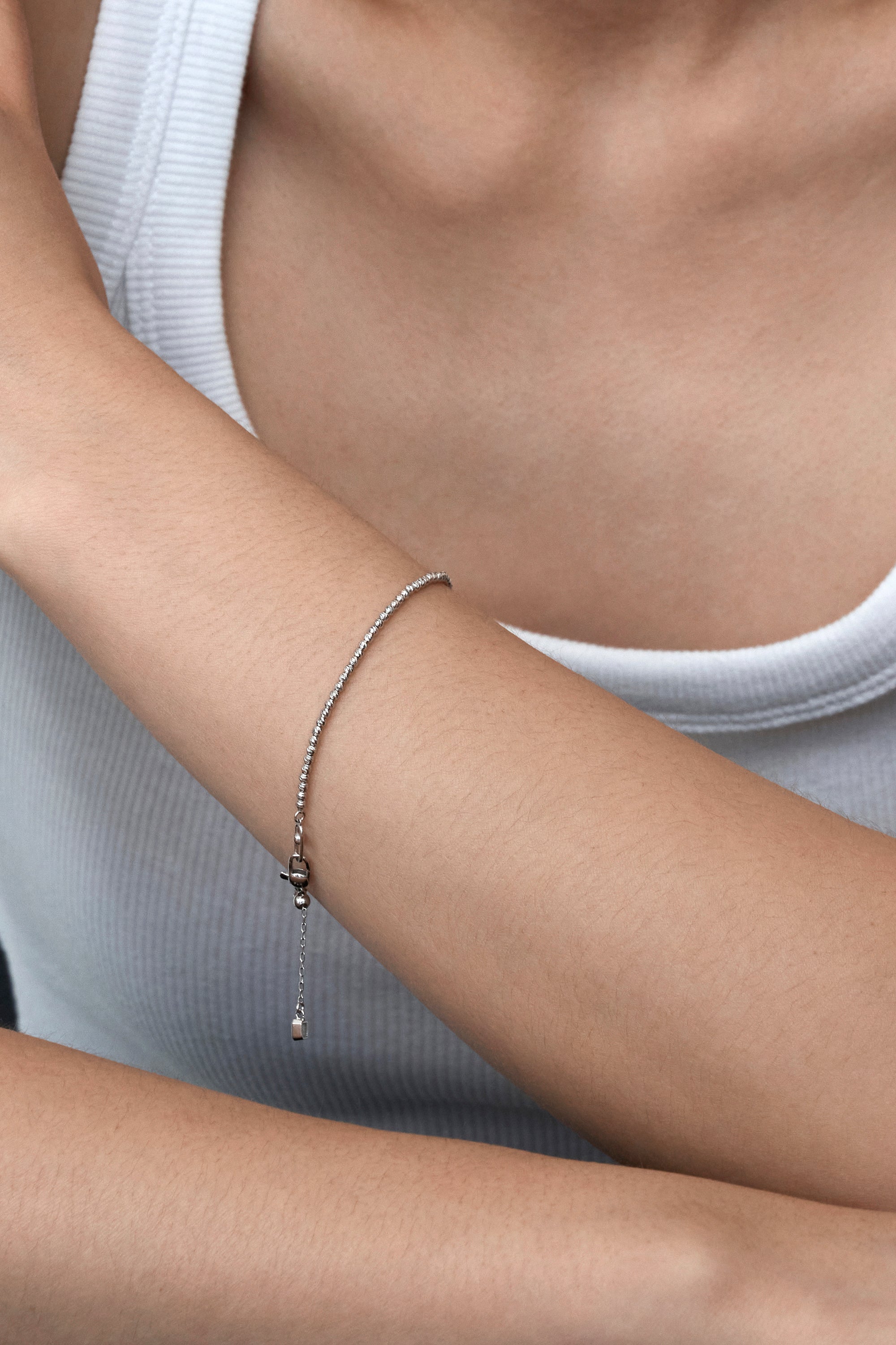 FACETED BALL CHAIN BRACELET IN WHITE GOLD