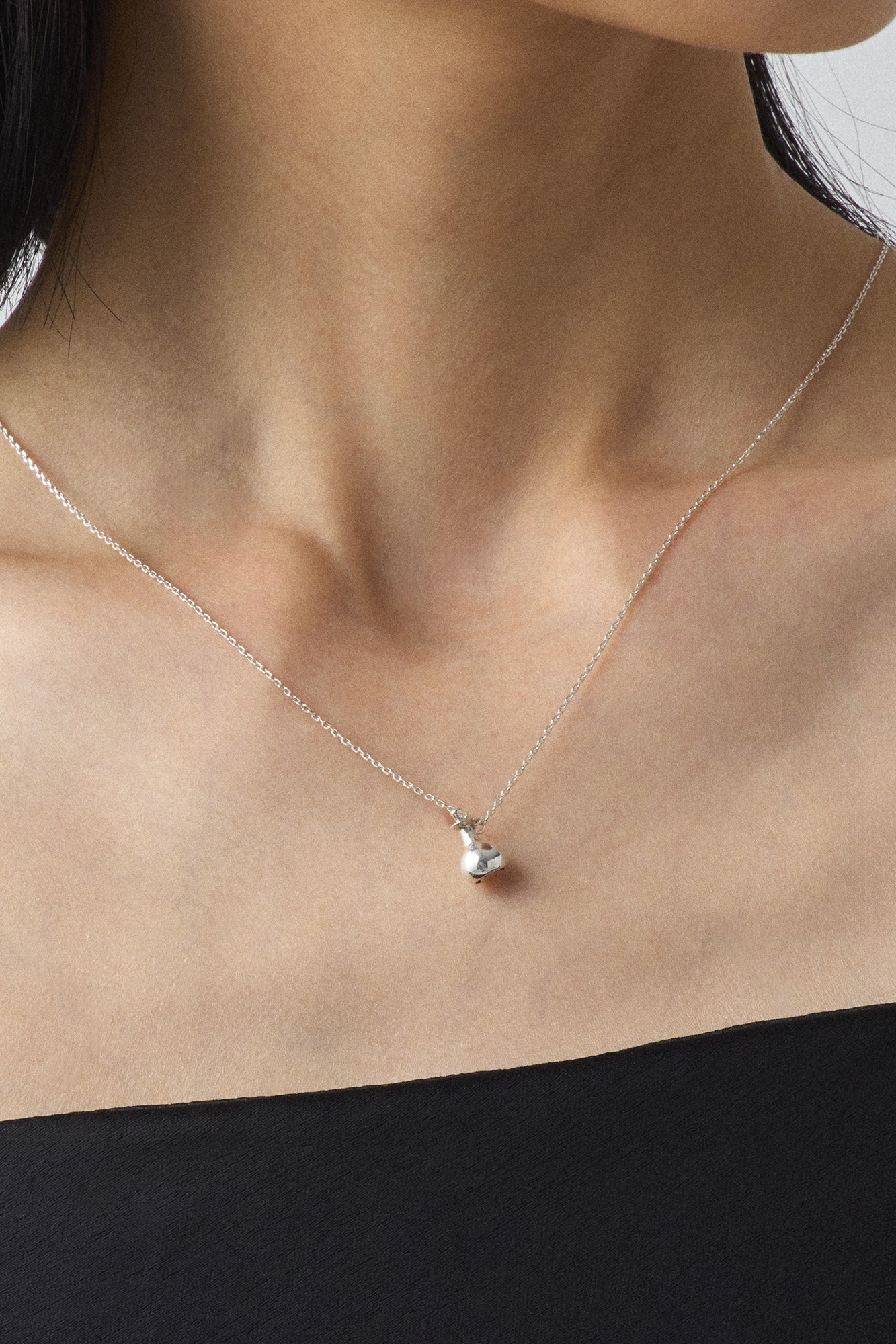 قلادة زجاجة صغيرة