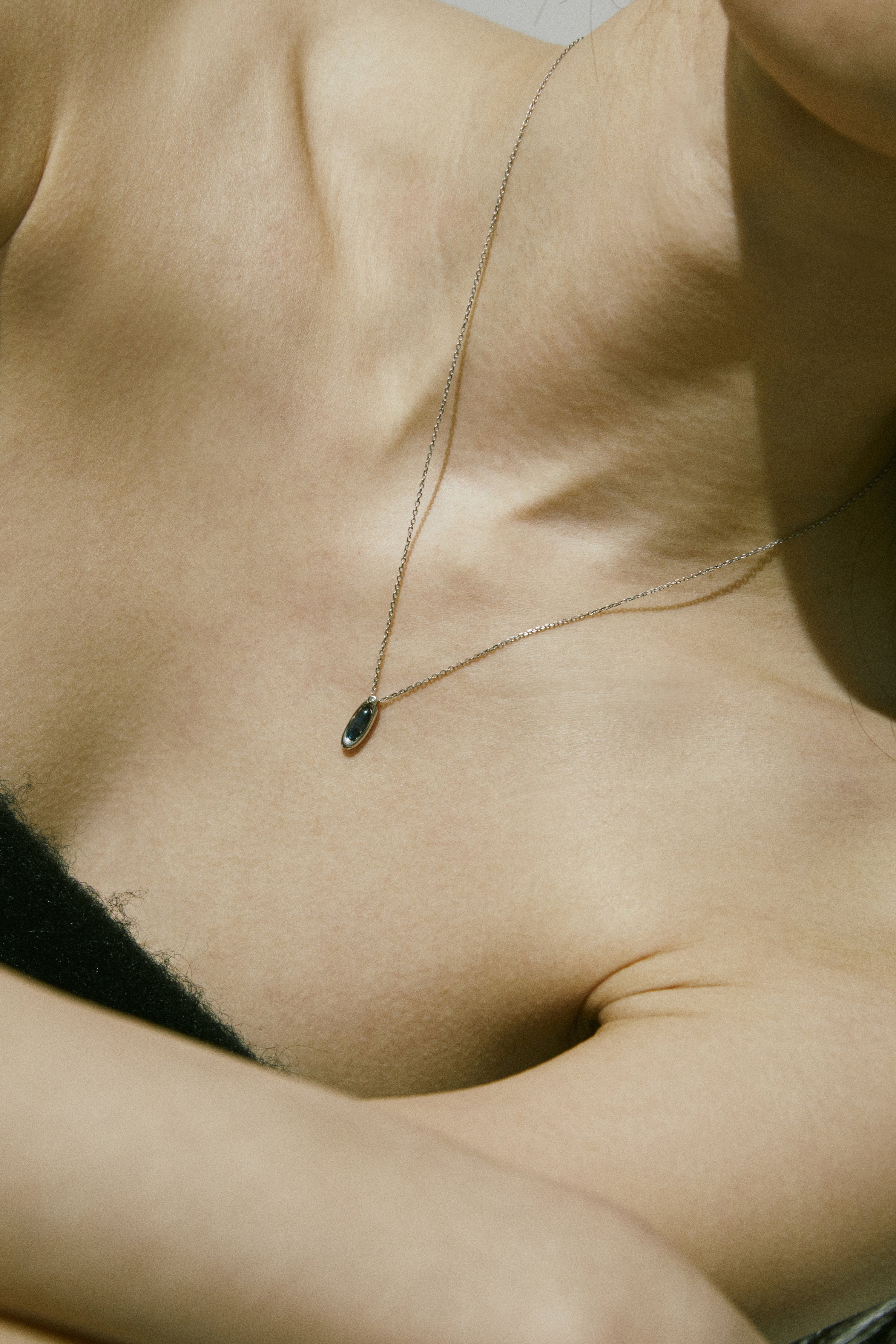 قلادة فضية صغيرة من اللابرادوريت الأزرق الأبدي