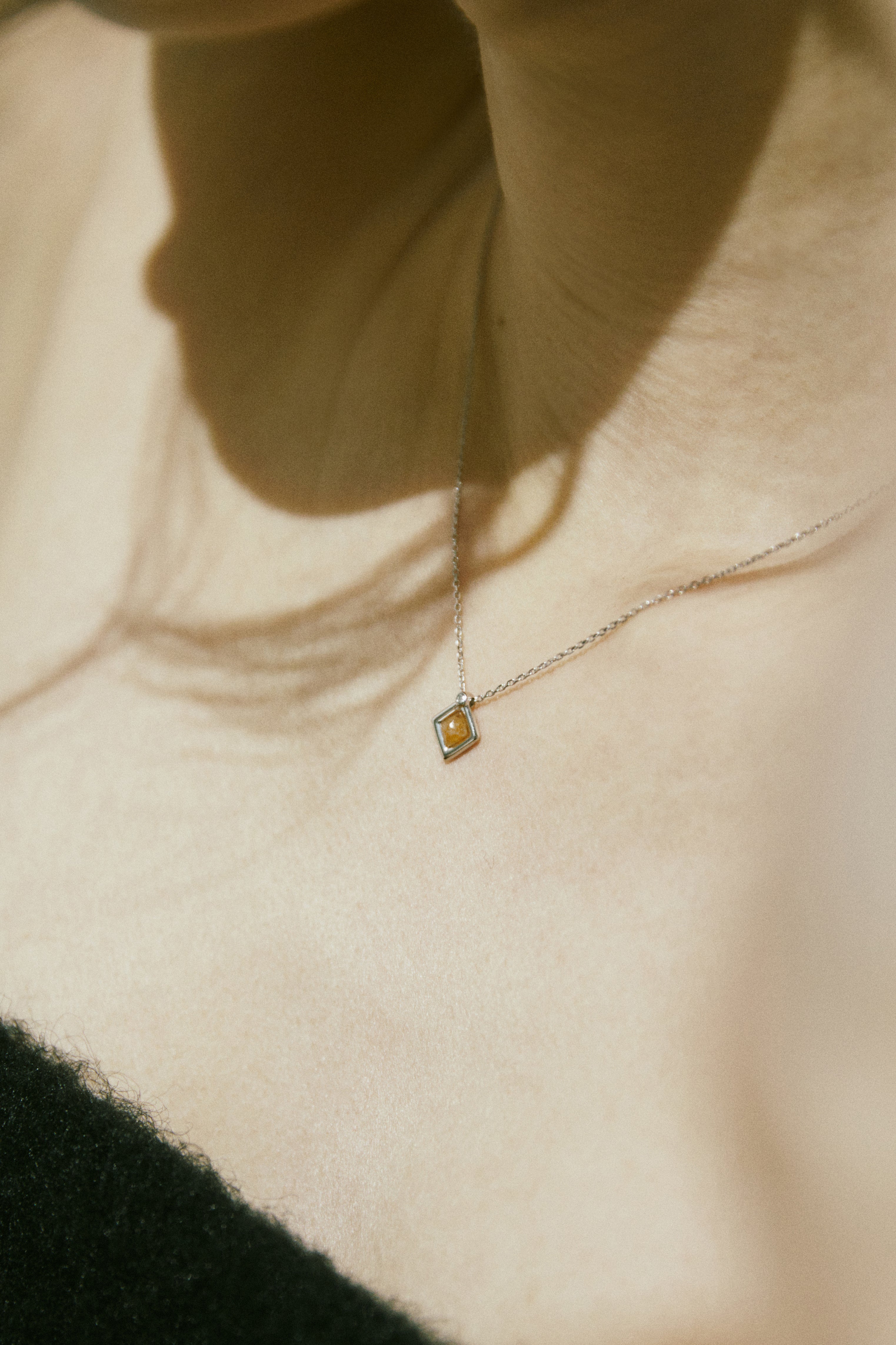 MINI قلادة فضية من الكوارتز البرتقالي الأبدي