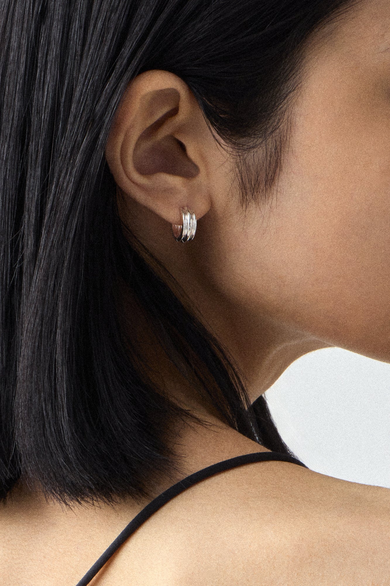 丸みを帯びた陶器の一押しイヤリング