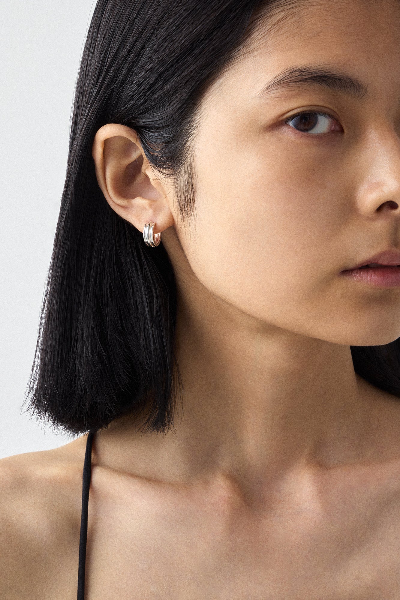 丸みを帯びた陶器の一押しイヤリング