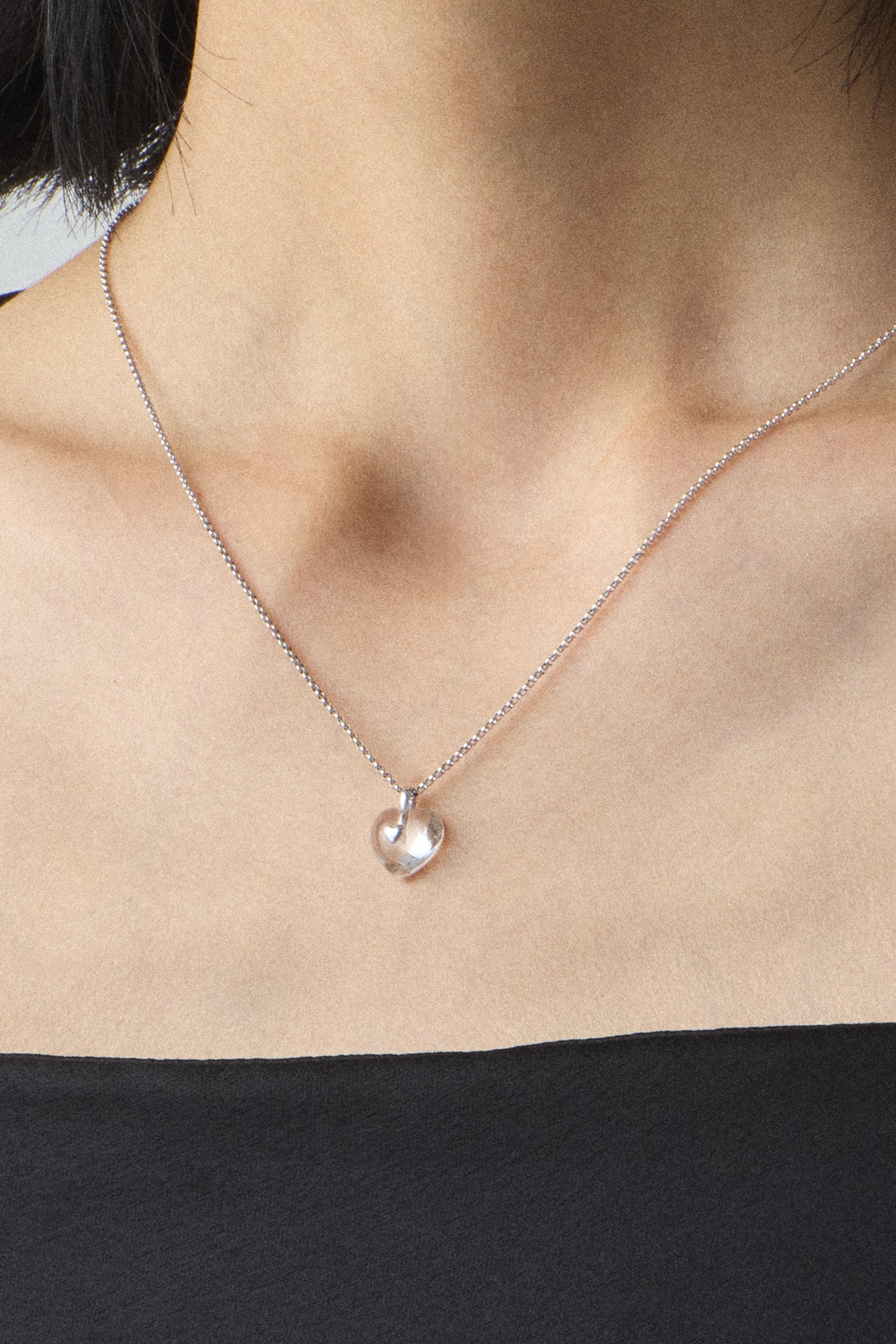 非常复古无色银心形吊坠项链