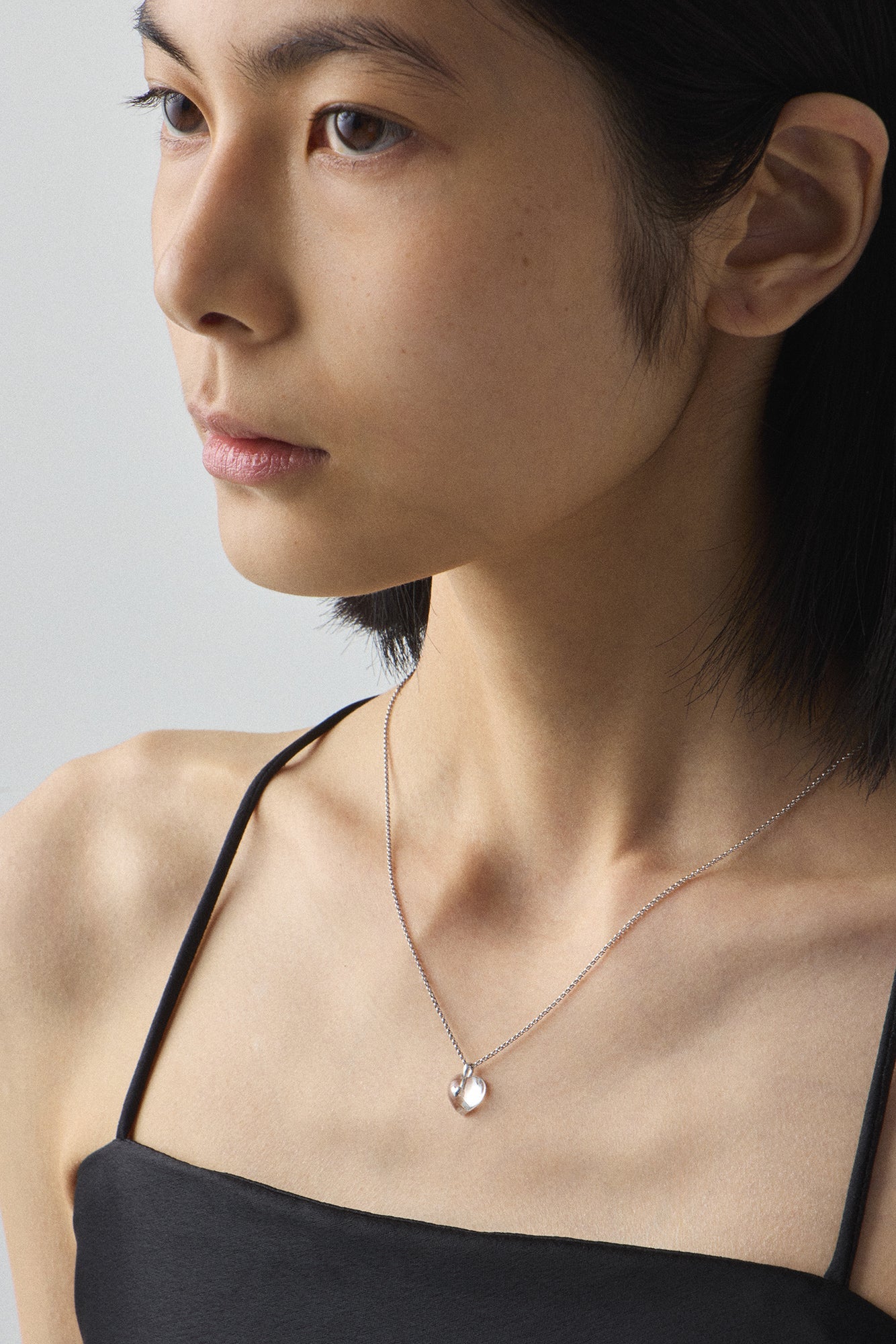 非常复古无色银心形吊坠项链