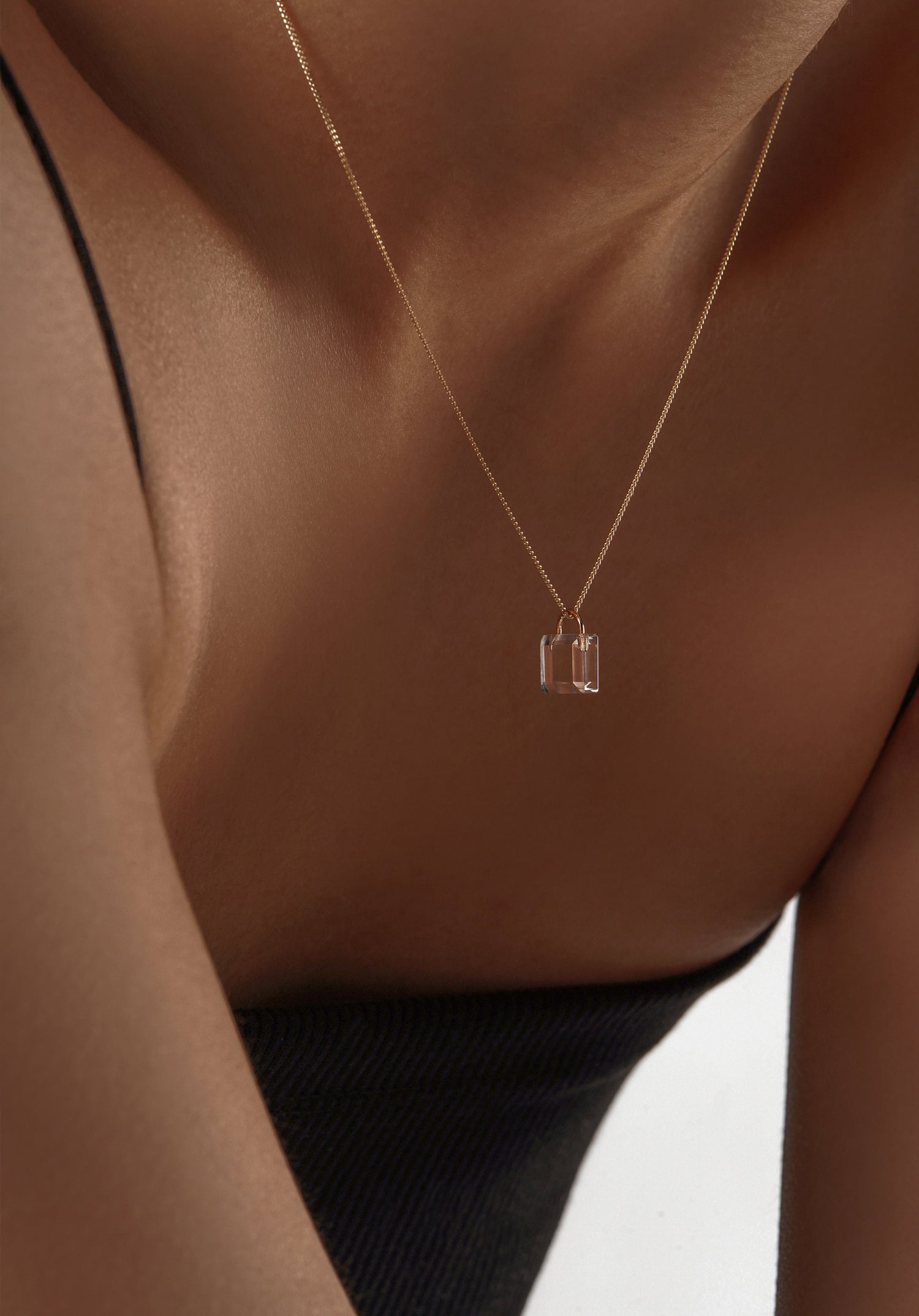 COLORLESSの南京錠ネックレス