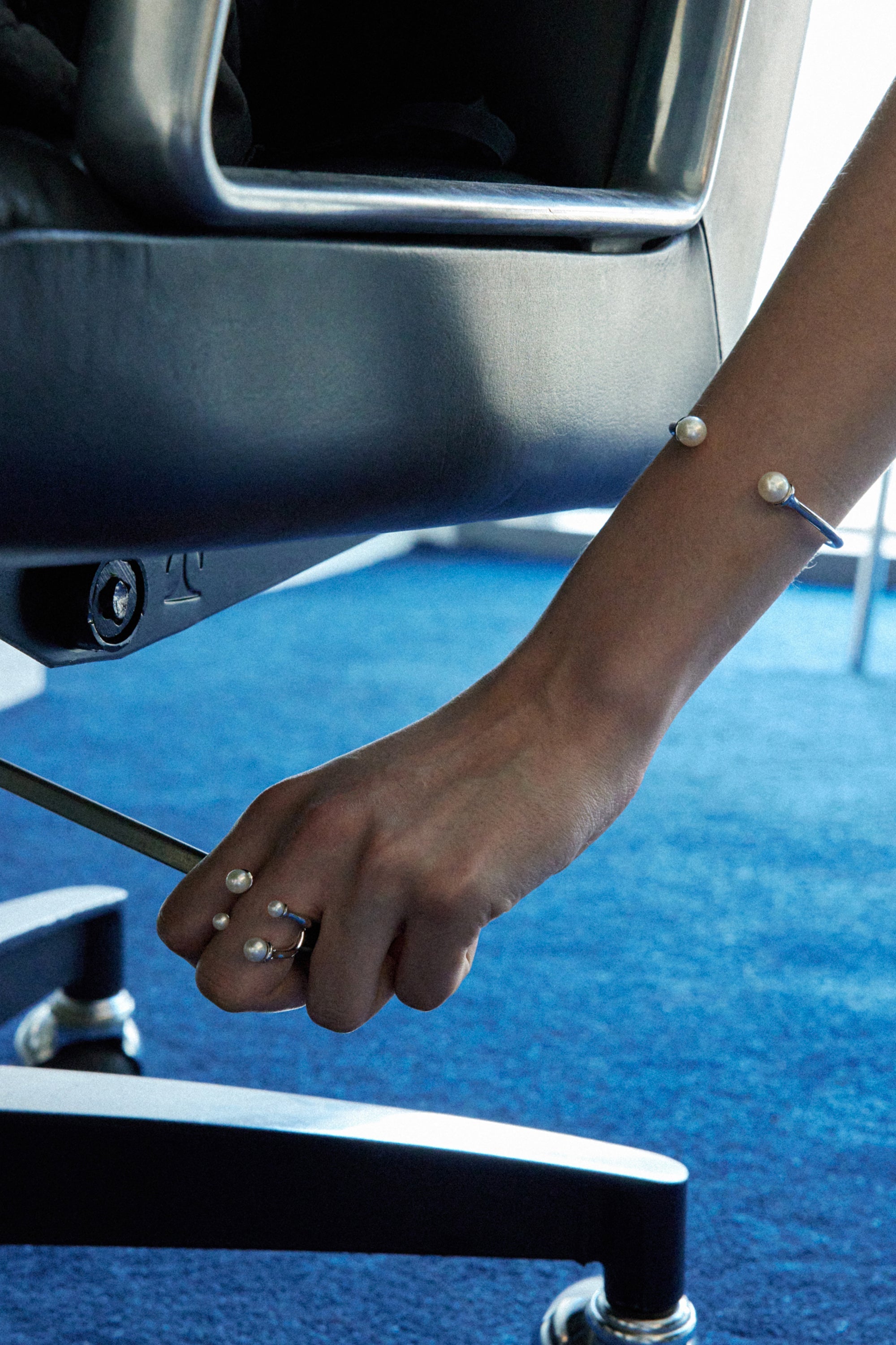 冷白色四重开口戒指