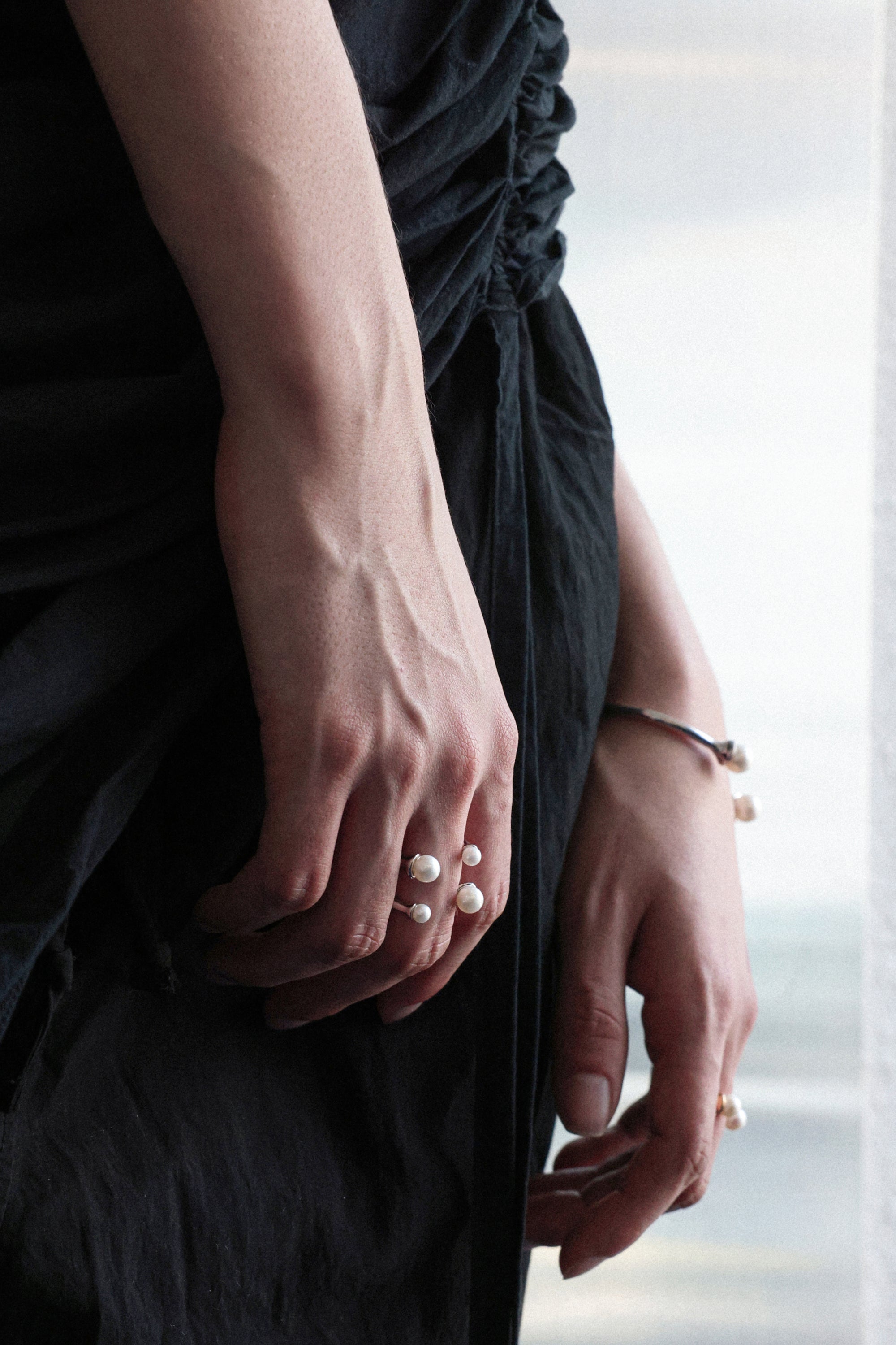 冷白色四重开口戒指