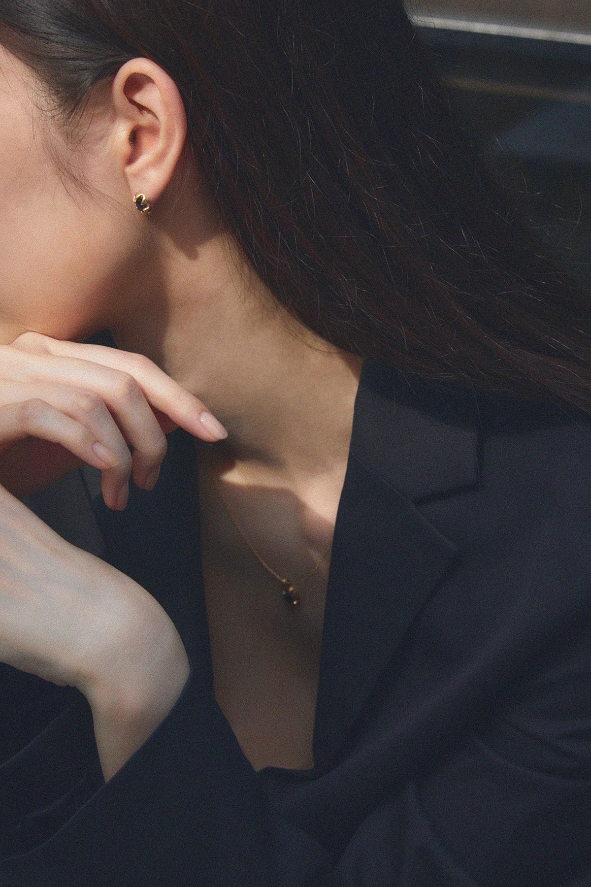 CLAW ONYX GOLD EARRINGS