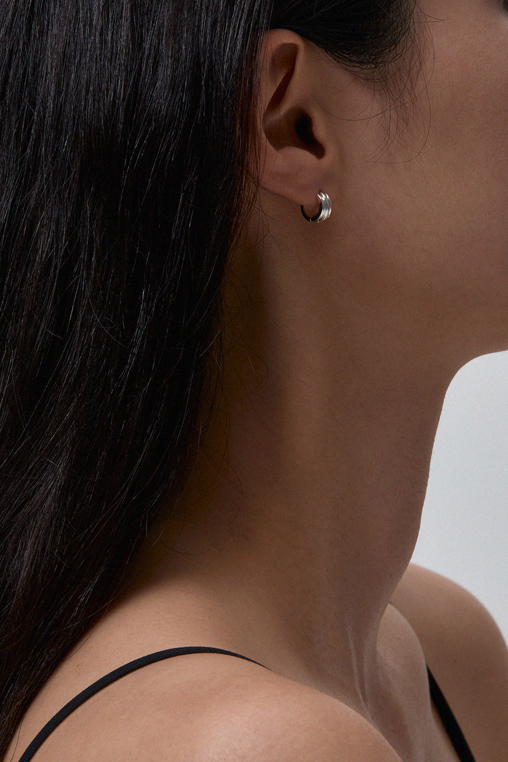 小巧圆形陶器单触式耳环