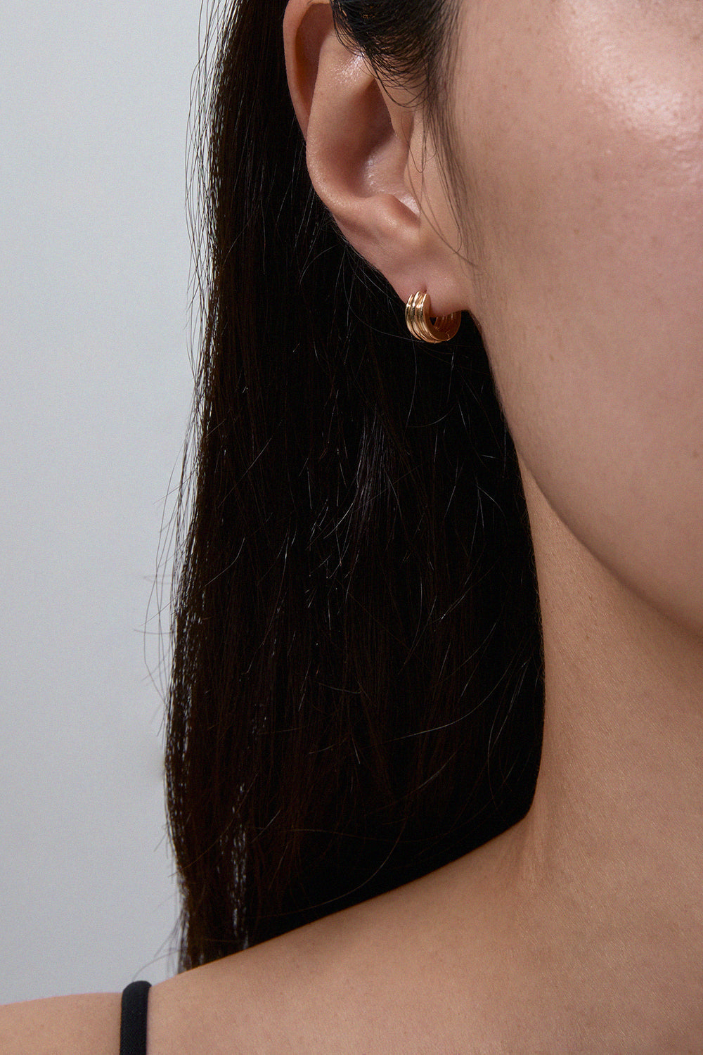 10K黄金小巧圆形陶瓷容器一触式耳环