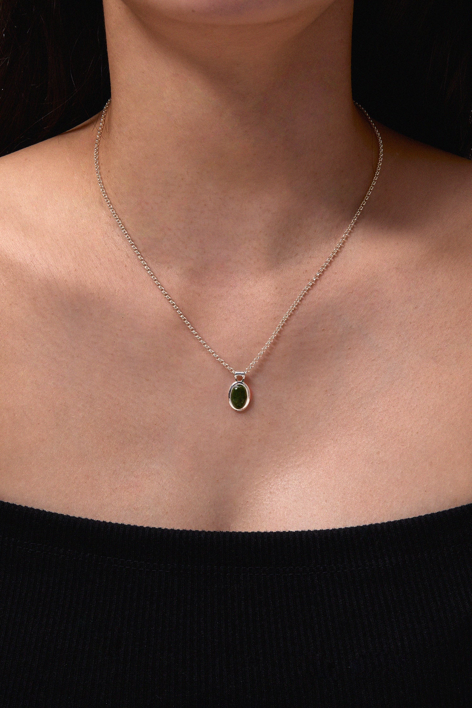 COLLIER EN NÉPHRITE VERTE DE MÈRE