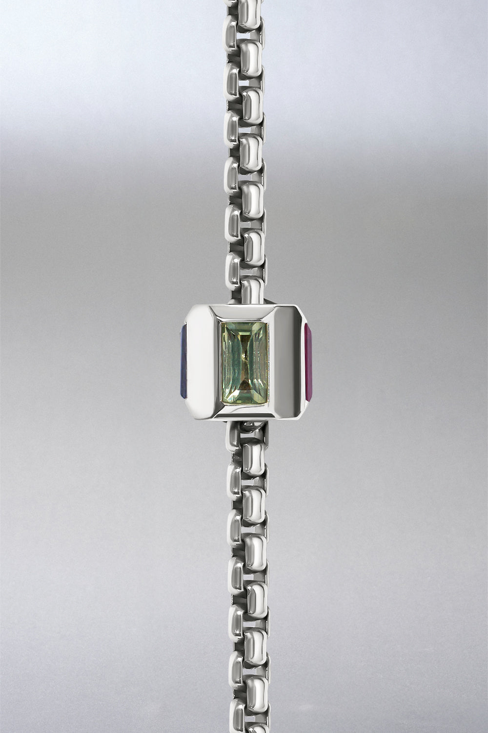 QUINTESSENCE NECKLACEFour colors of light in balance. A new, effortless refinement.