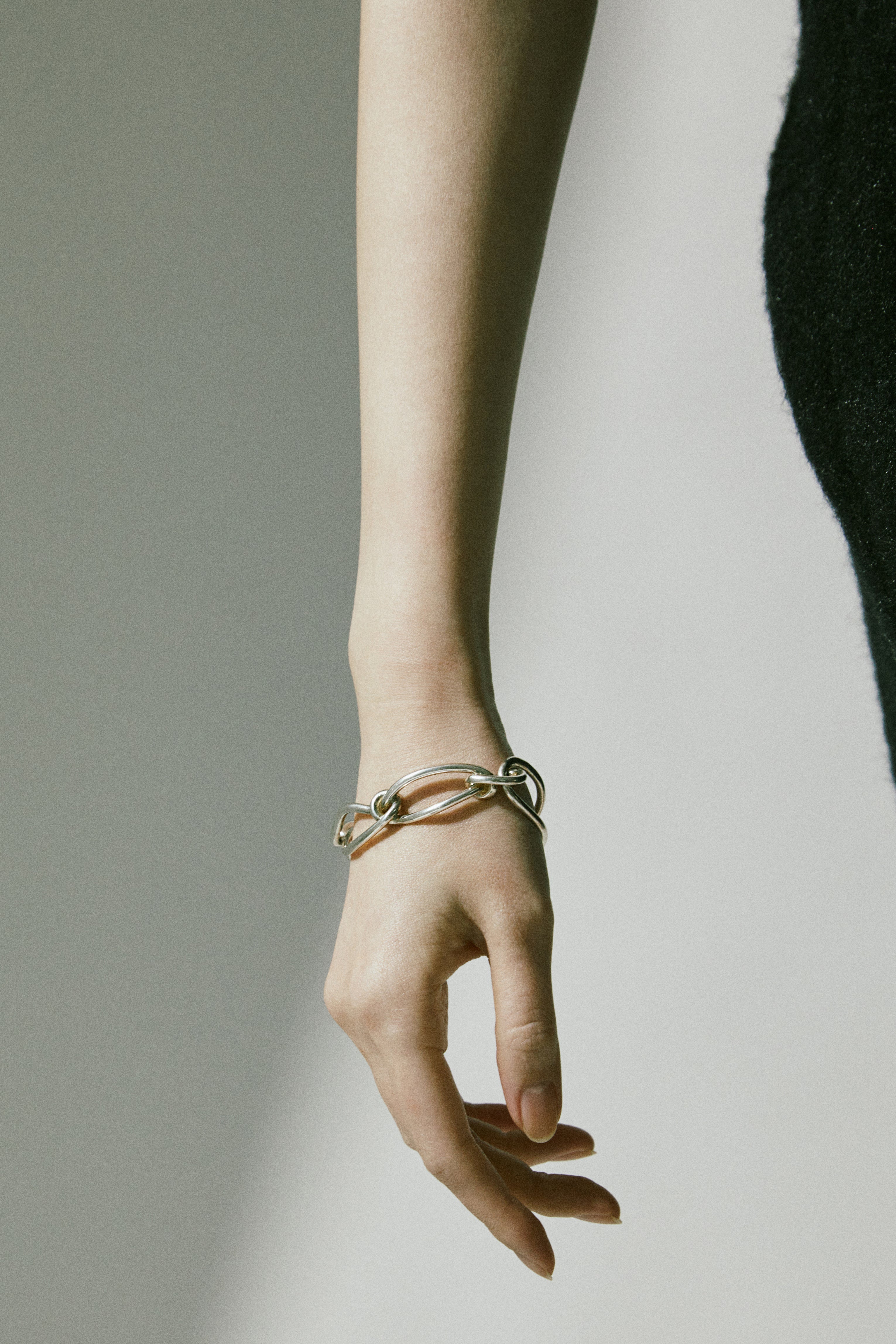 大胆弯曲松散结手链