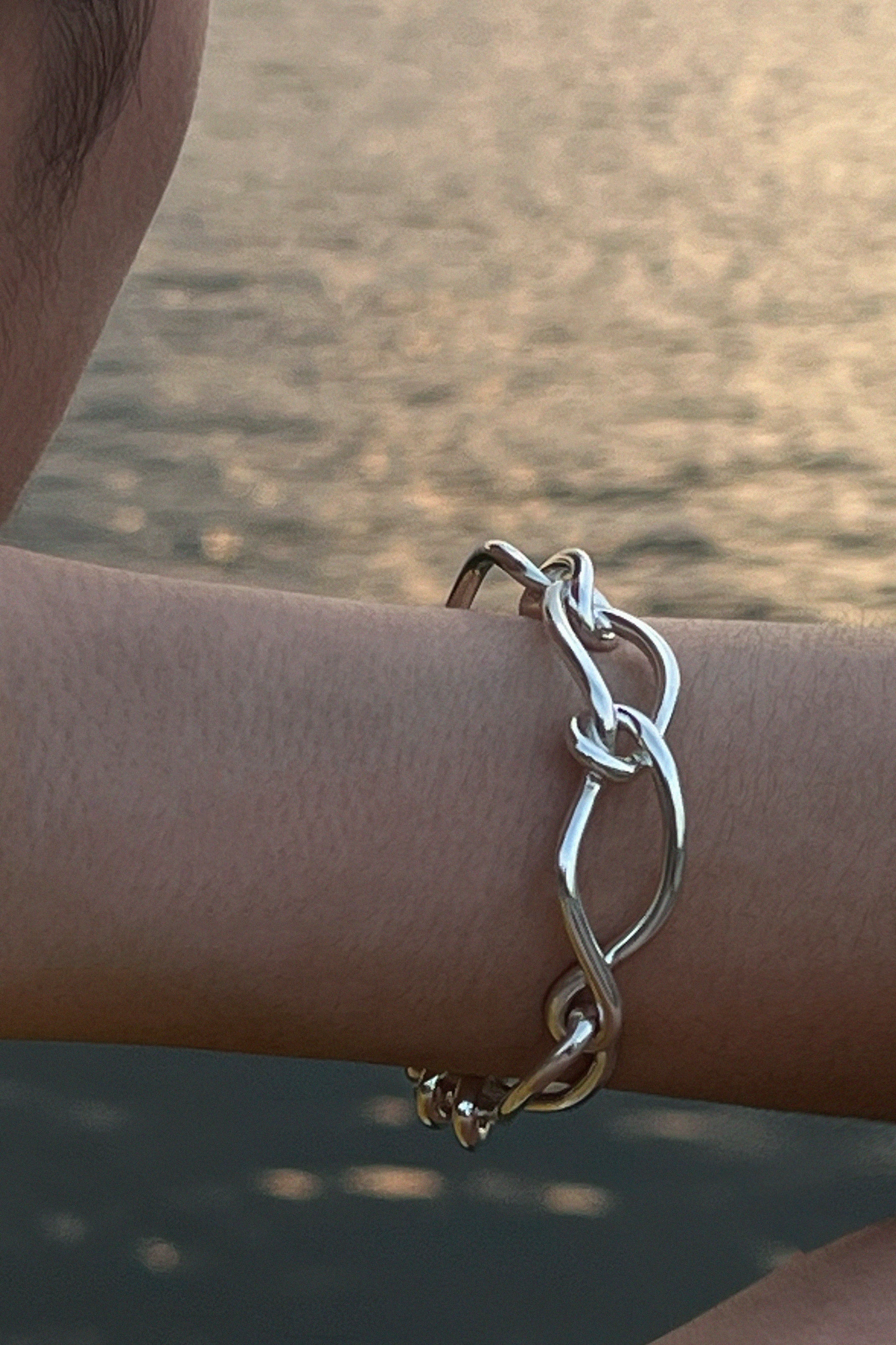 大胆弯曲松散结手链