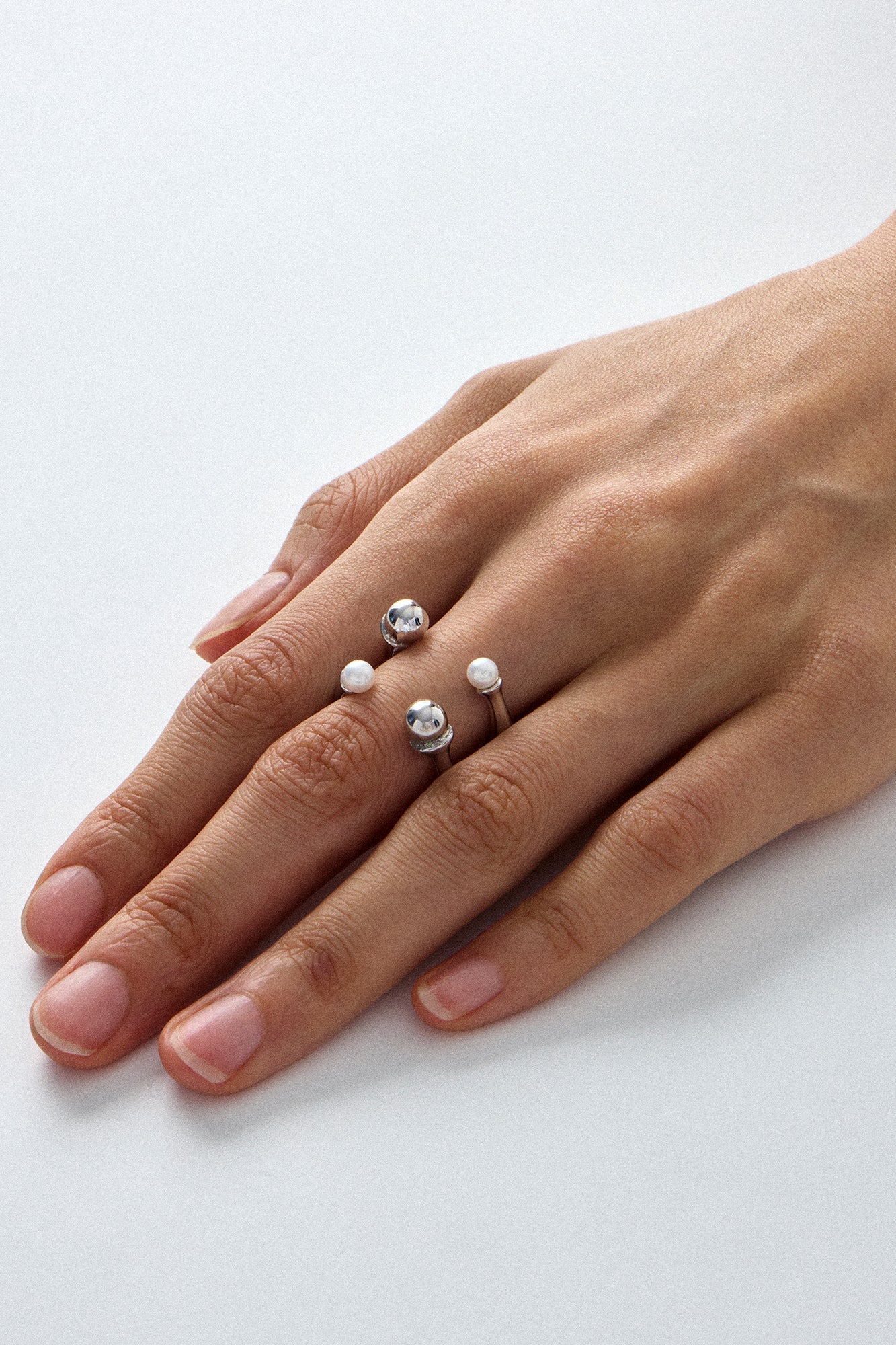 冷白色和银色四重开口戒指