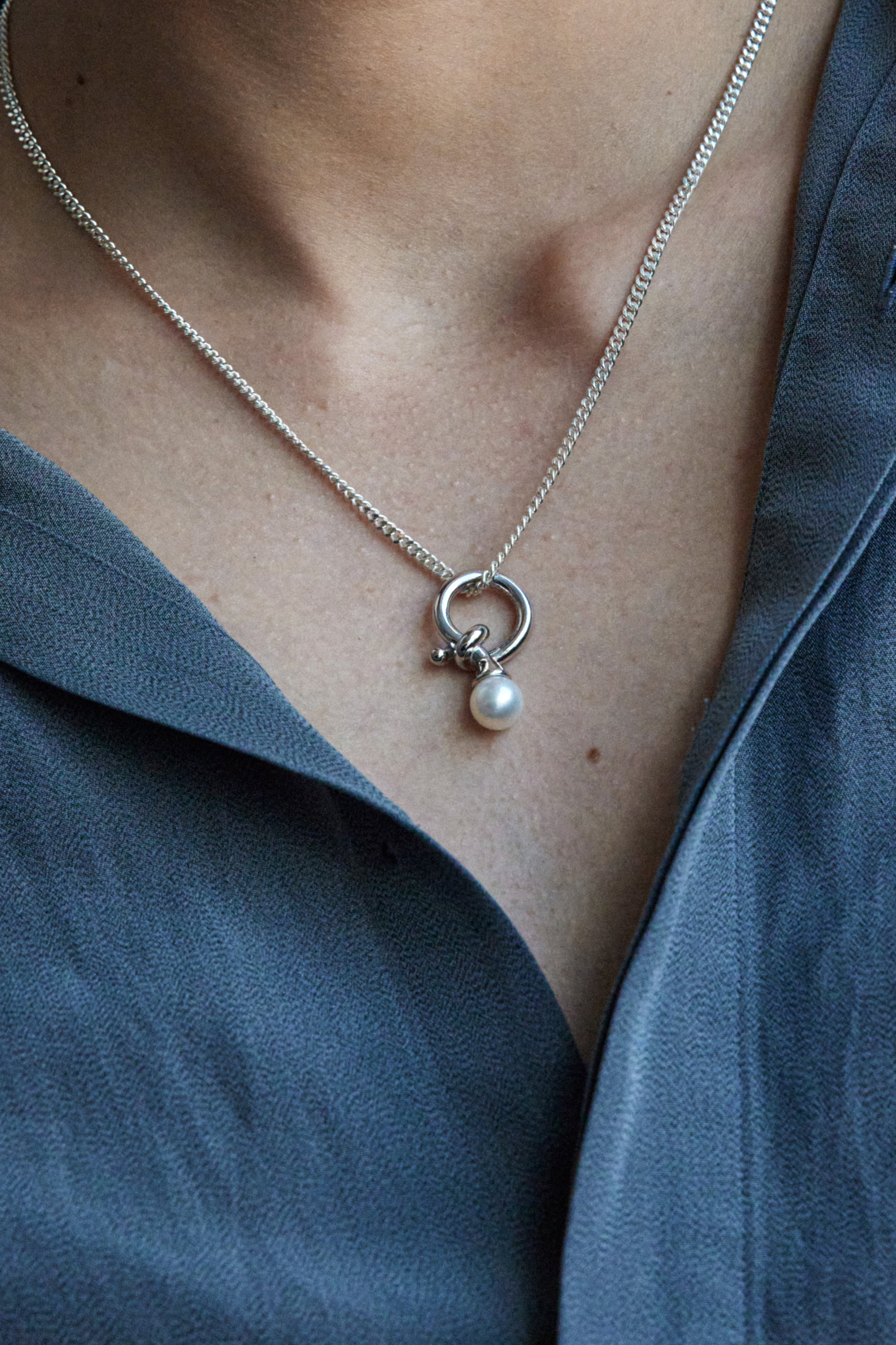 コールドホワイトパールスワールドロップネックレス