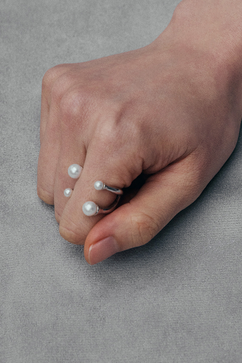 冷白色四重开口戒指