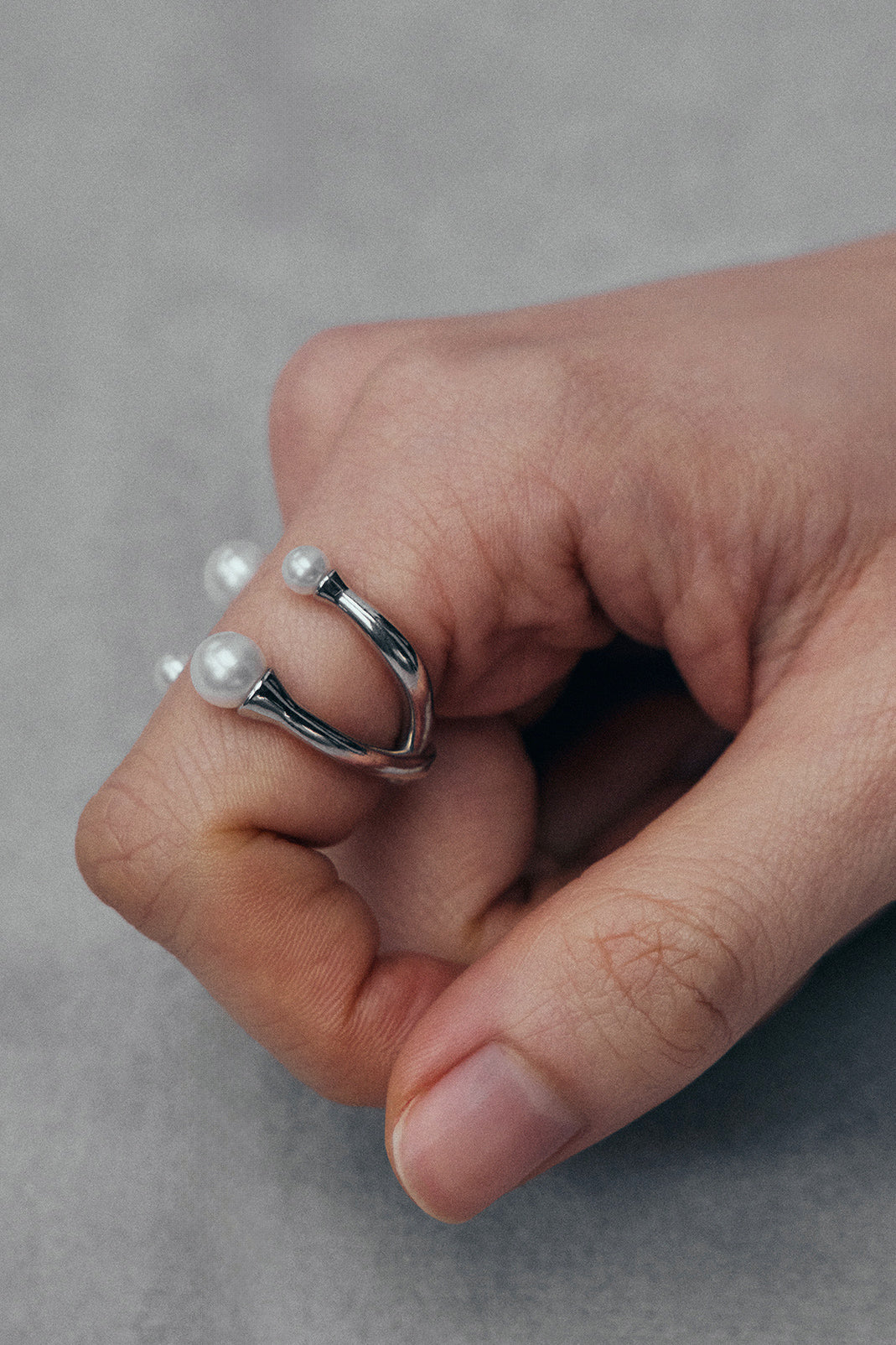 冷白色四重开口戒指