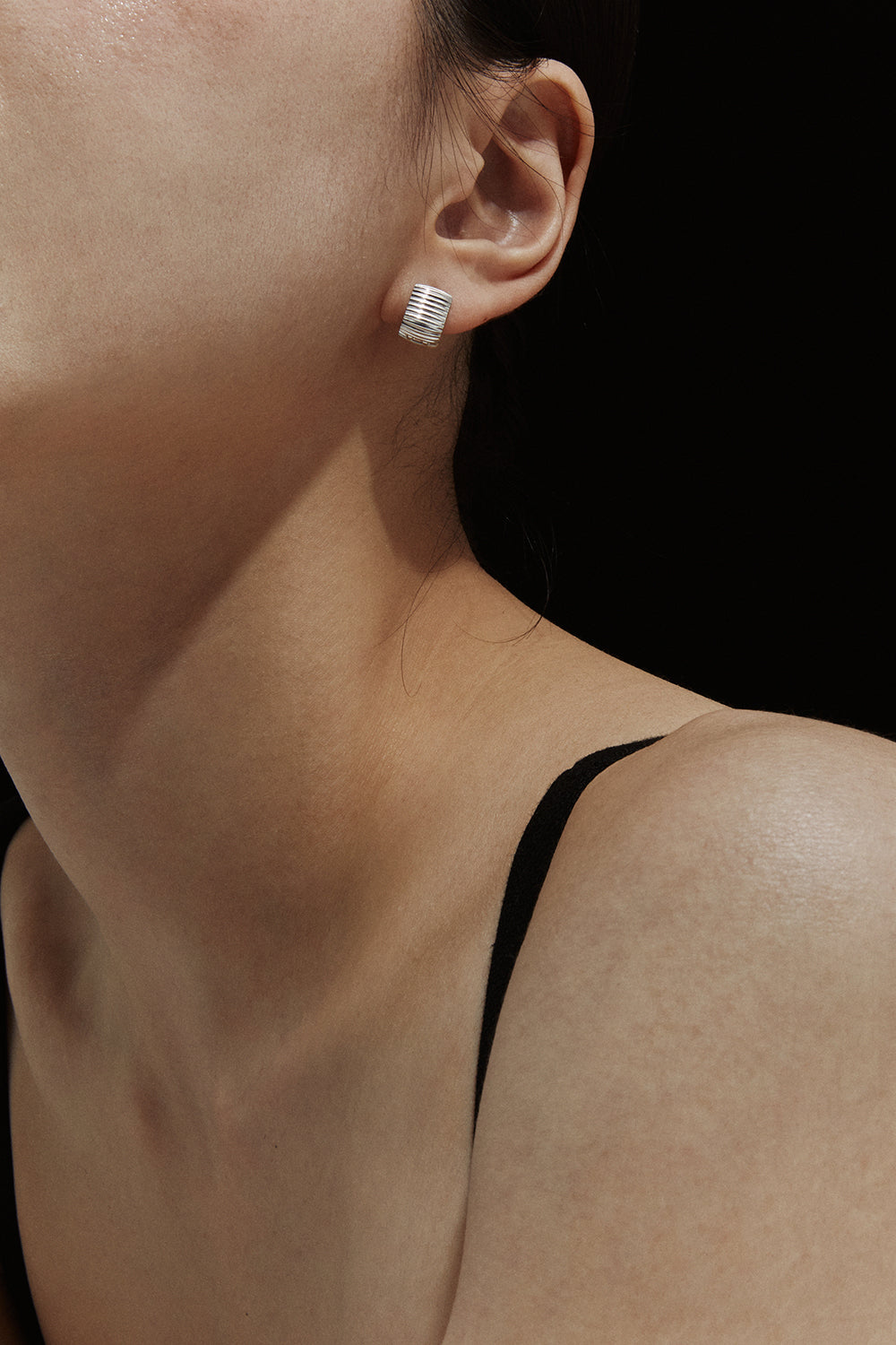 エッセンシャル リブ加工シルエット ピアス 小