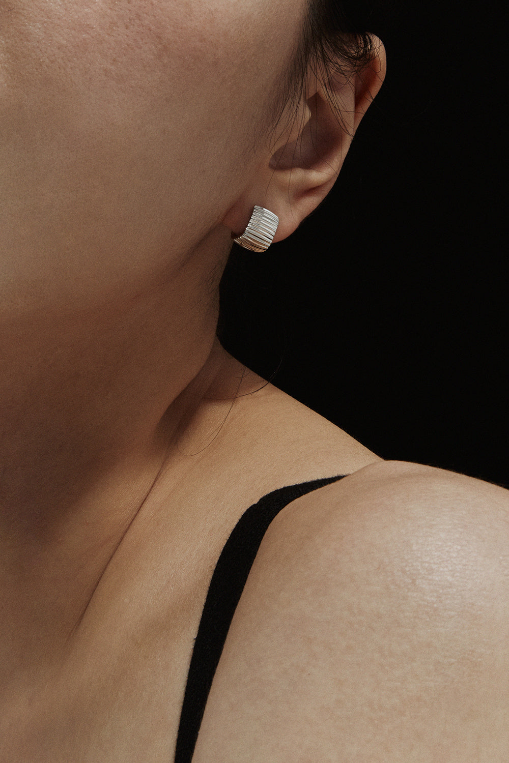 エッセンシャル リブ加工シルエット ピアス 小