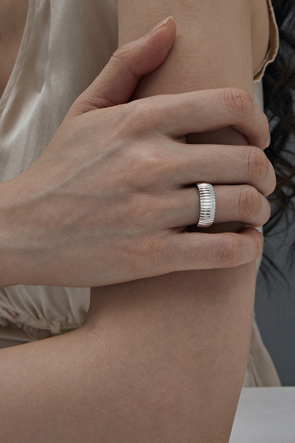 ESSENTIAL リブ入りシルエット リング スモール