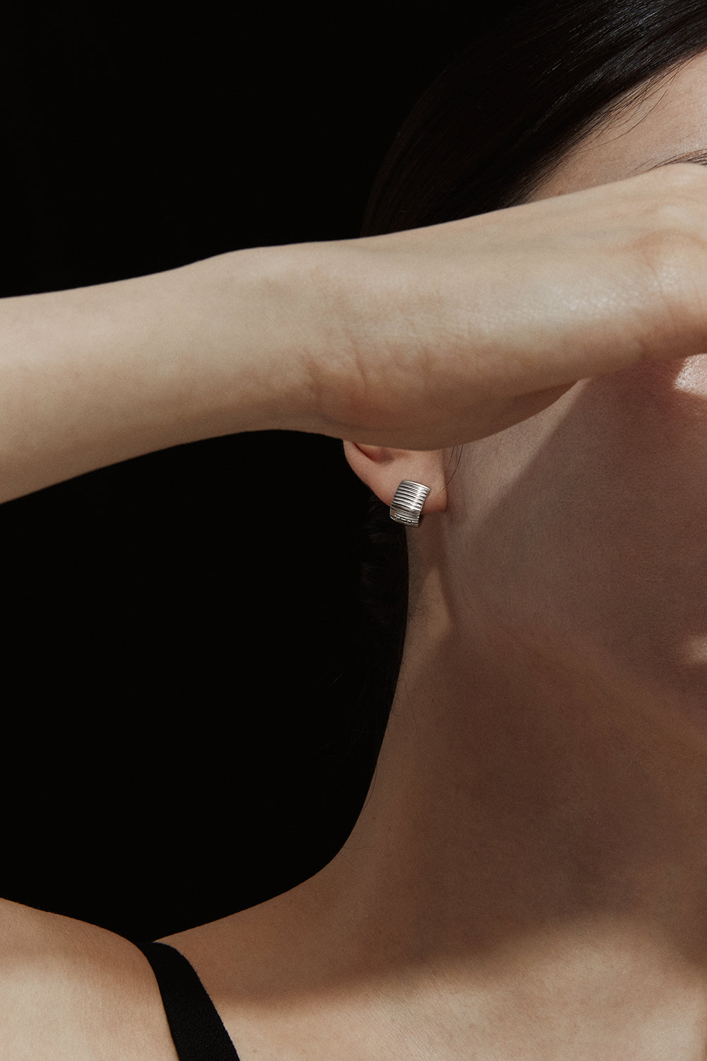 エッセンシャル リブド シルエット ホワイトゴールド ピアス