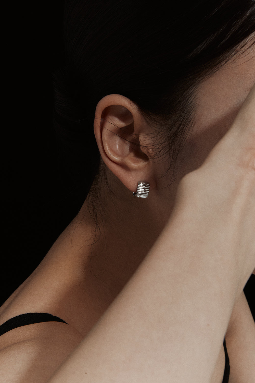 エッセンシャル リブド シルエット ホワイトゴールド ピアス