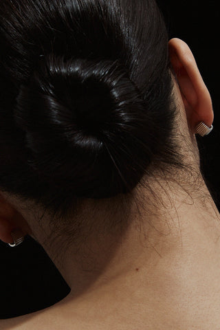 ESSENTIAL RIBBED SILHOUETTE WHITE GOLD EARRINGS